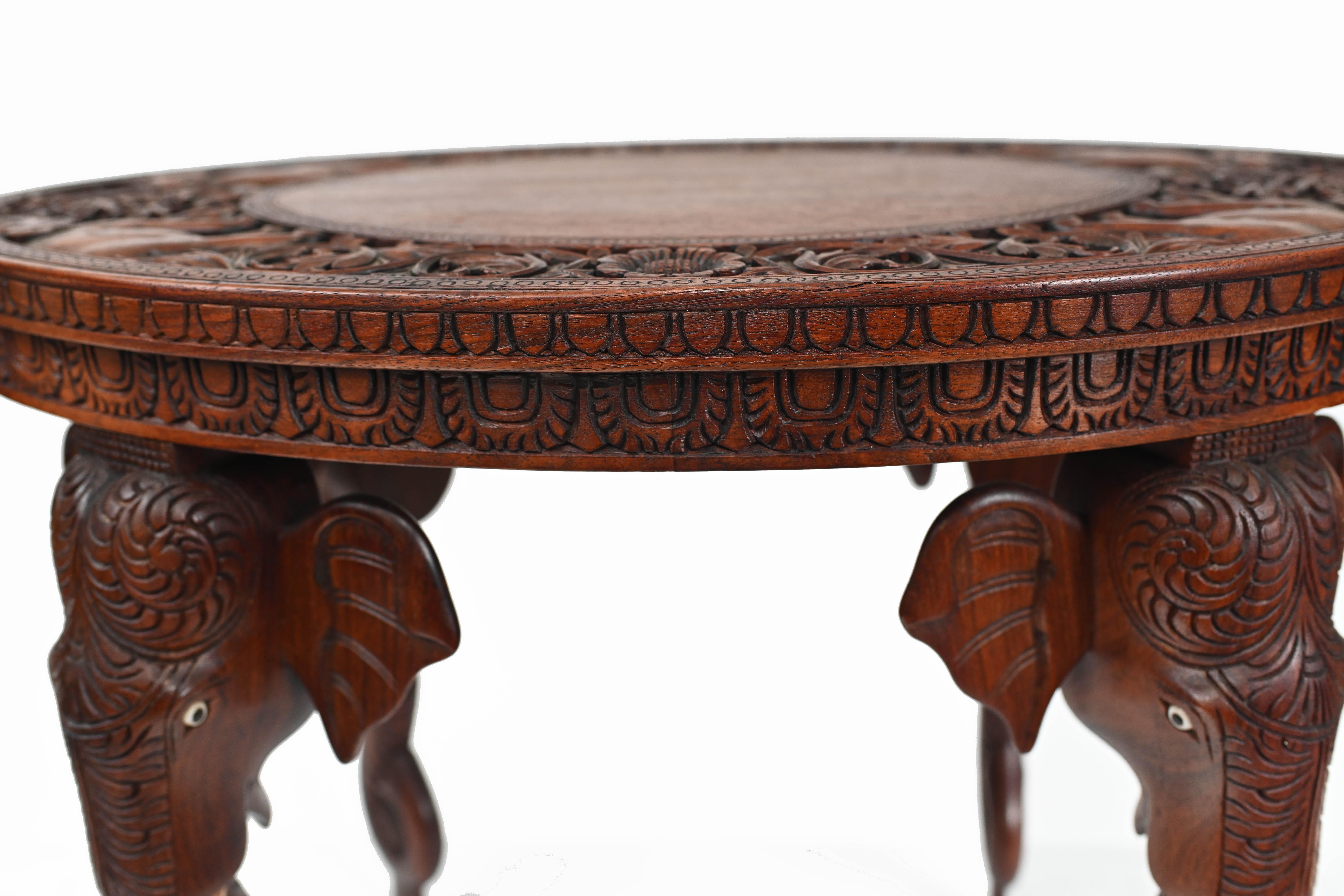Fin du XIXe siècle Table d'appoint birmane sculptée pieds d'éléphants, meubles anciens de Birmanie en vente