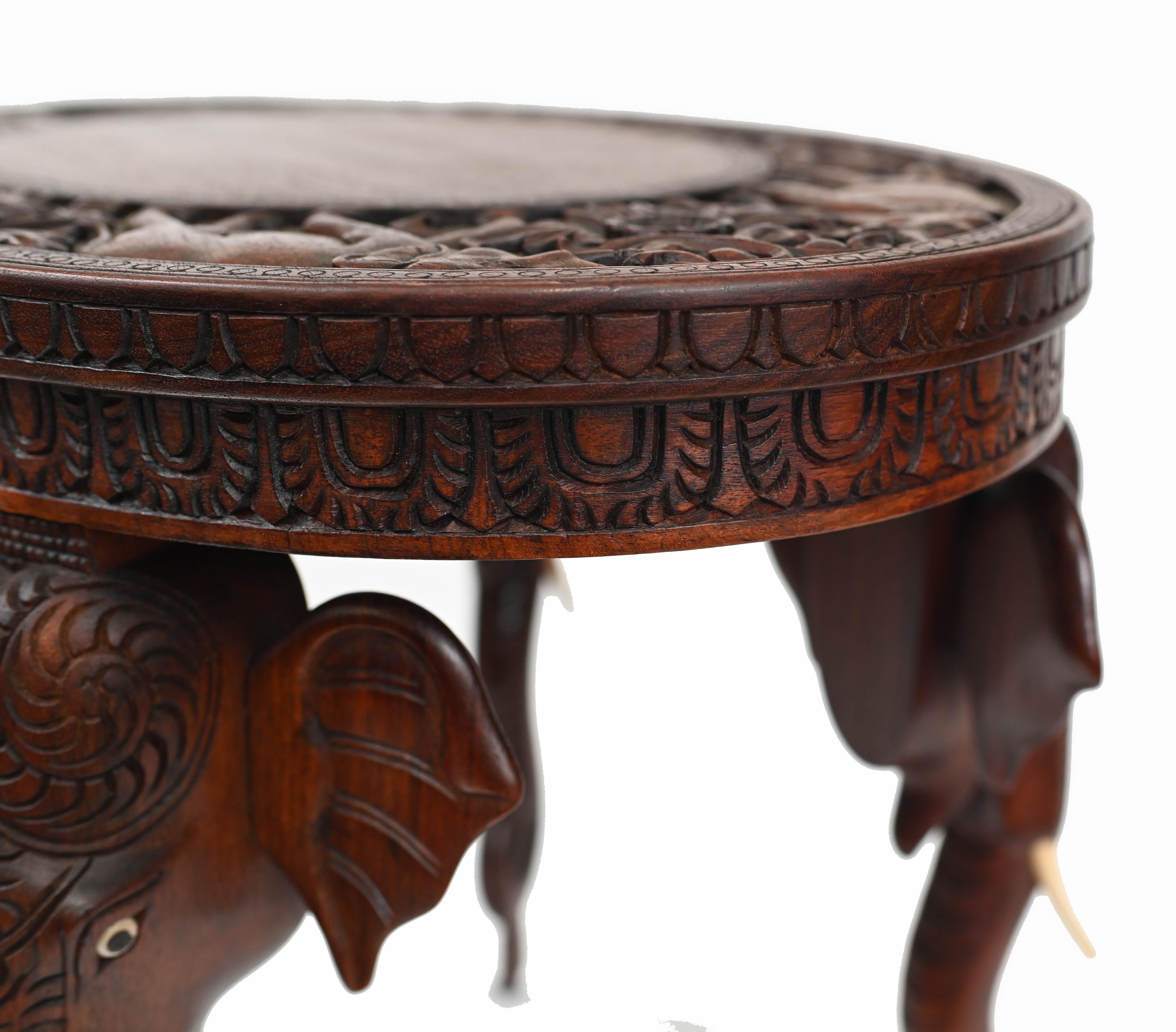 Table d'appoint birmane sculptée pieds d'éléphants, meubles anciens de Birmanie en vente 3
