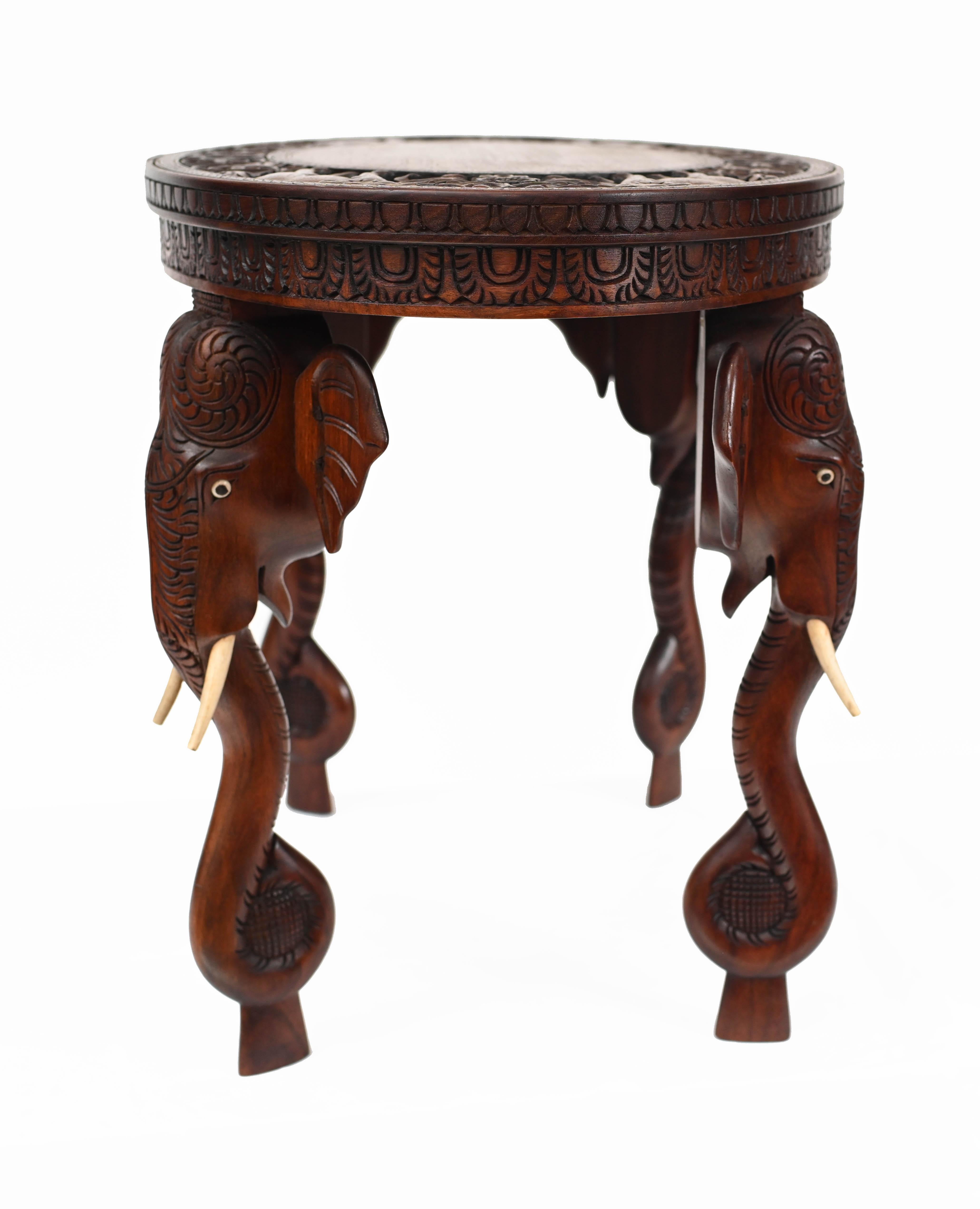 Table d'appoint birmane sculptée pieds d'éléphants, meubles anciens de Birmanie en vente 4