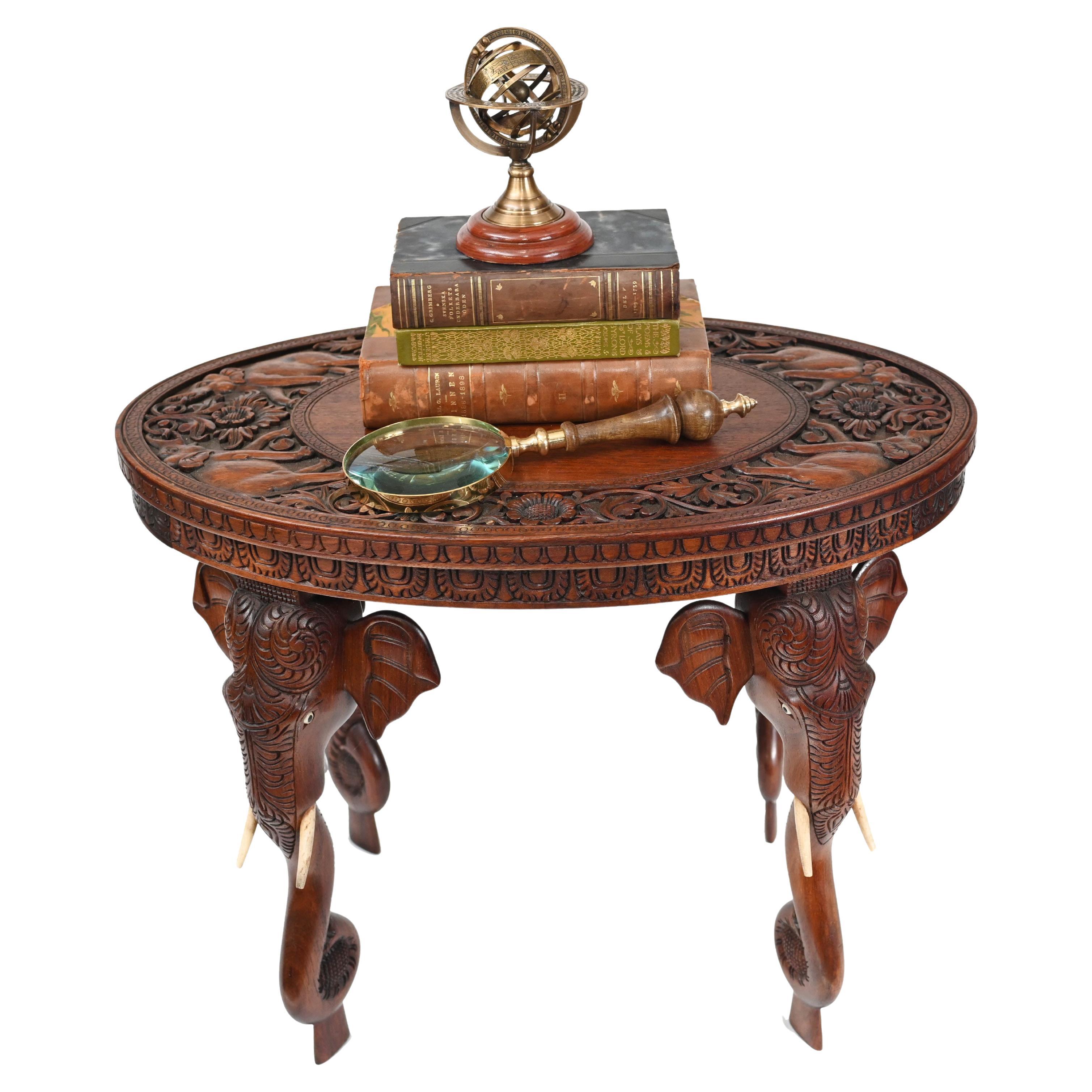 Table d'appoint birmane sculptée pieds d'éléphants, meubles anciens de Birmanie