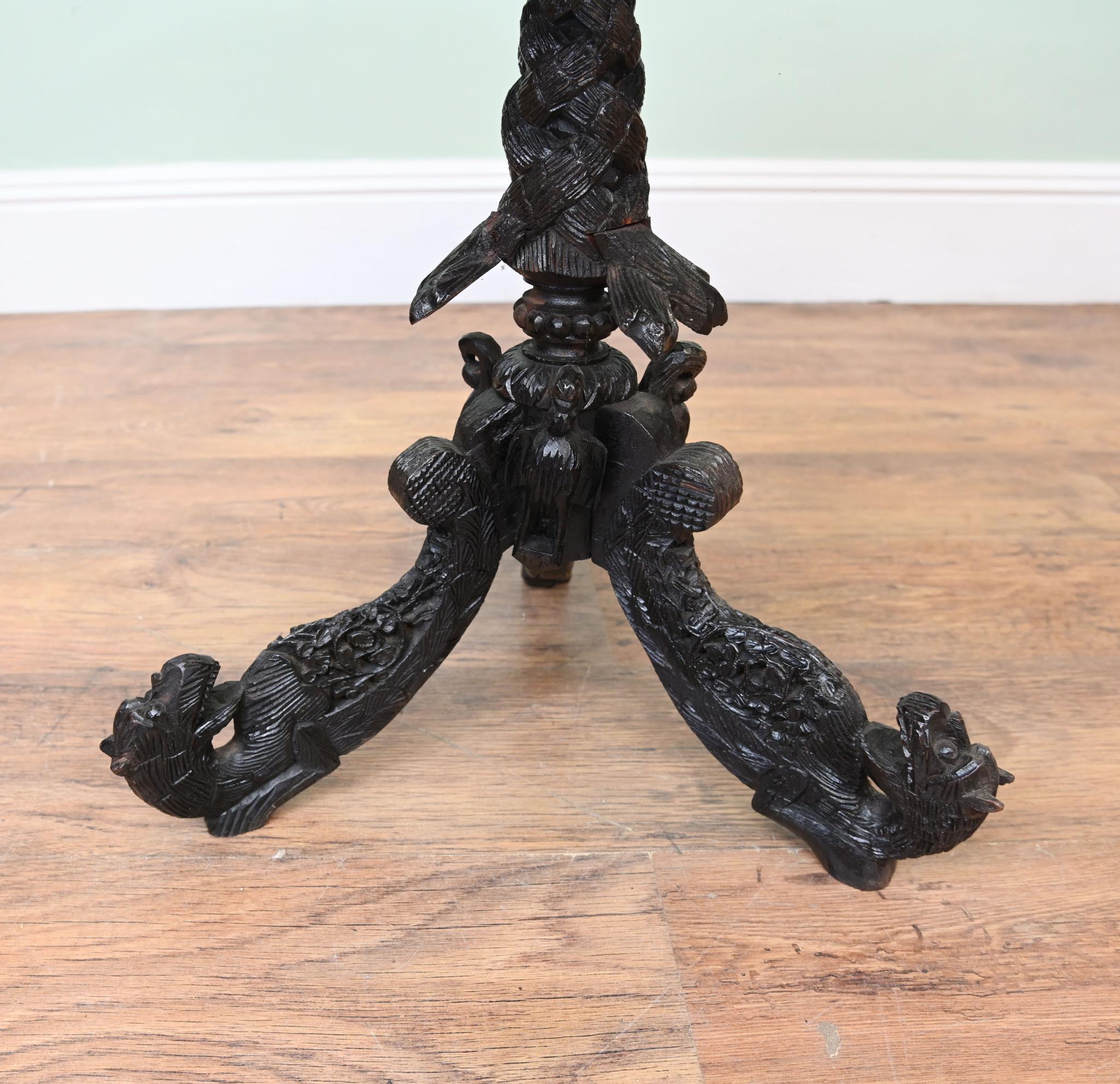 Table d'appoint birmane sculptée à plateau pointu, Birmanie, 1880 Bon état - En vente à Potters Bar, GB