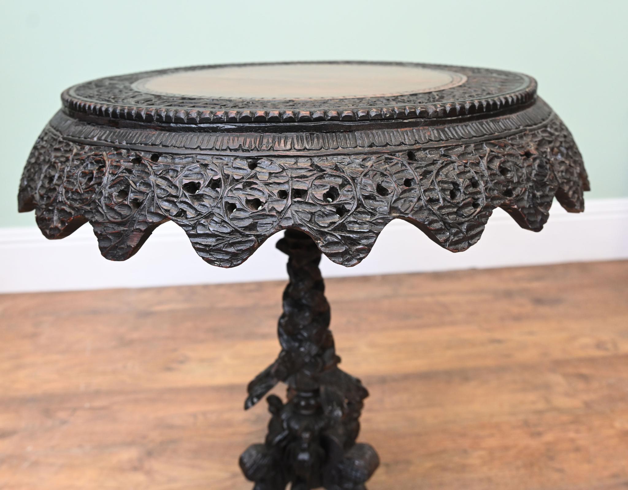 Fin du XIXe siècle Table d'appoint birmane sculptée à plateau pointu, Birmanie, 1880 en vente