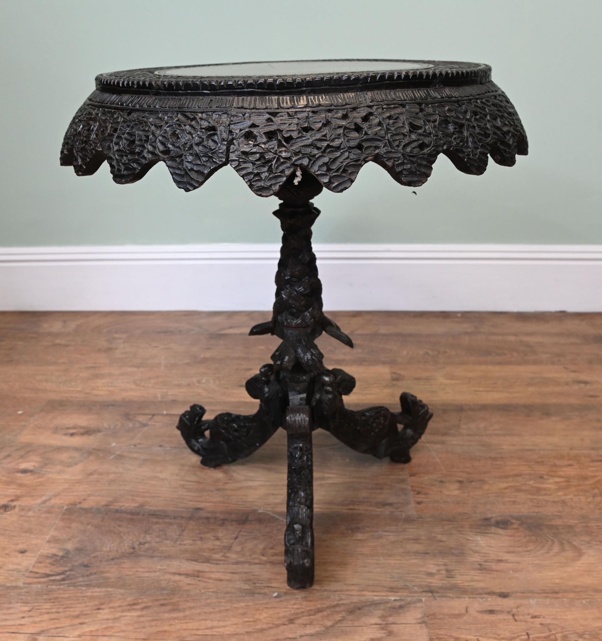 Bois Table d'appoint birmane sculptée à plateau pointu, Birmanie, 1880 en vente