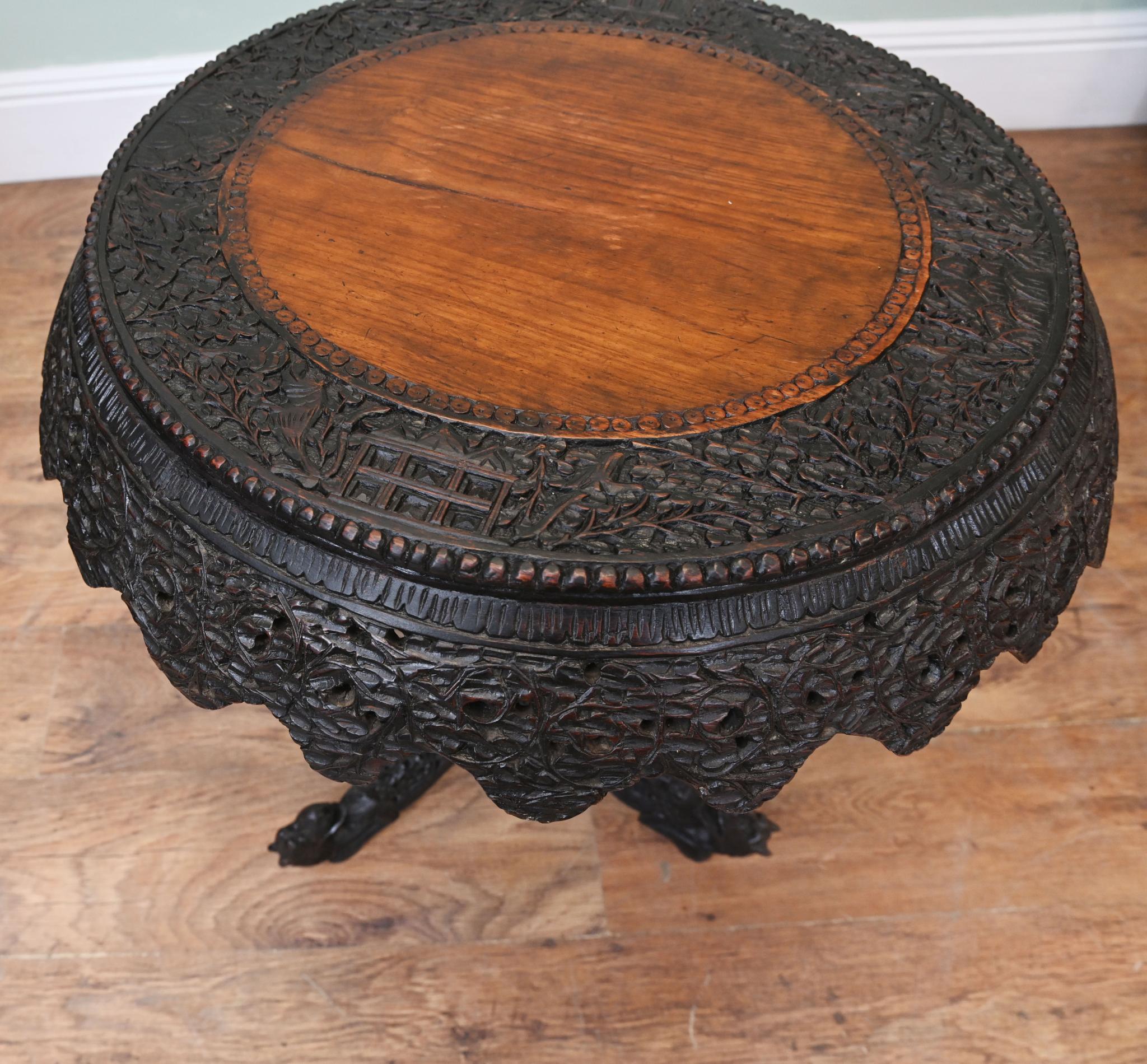 Table d'appoint birmane sculptée à plateau pointu, Birmanie, 1880 en vente 1