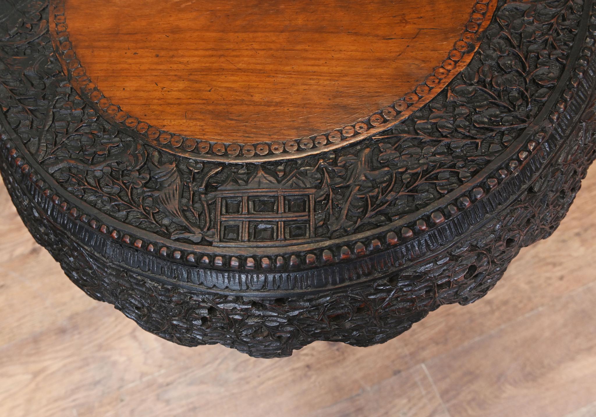 Table d'appoint birmane sculptée à plateau pointu, Birmanie, 1880 en vente 2