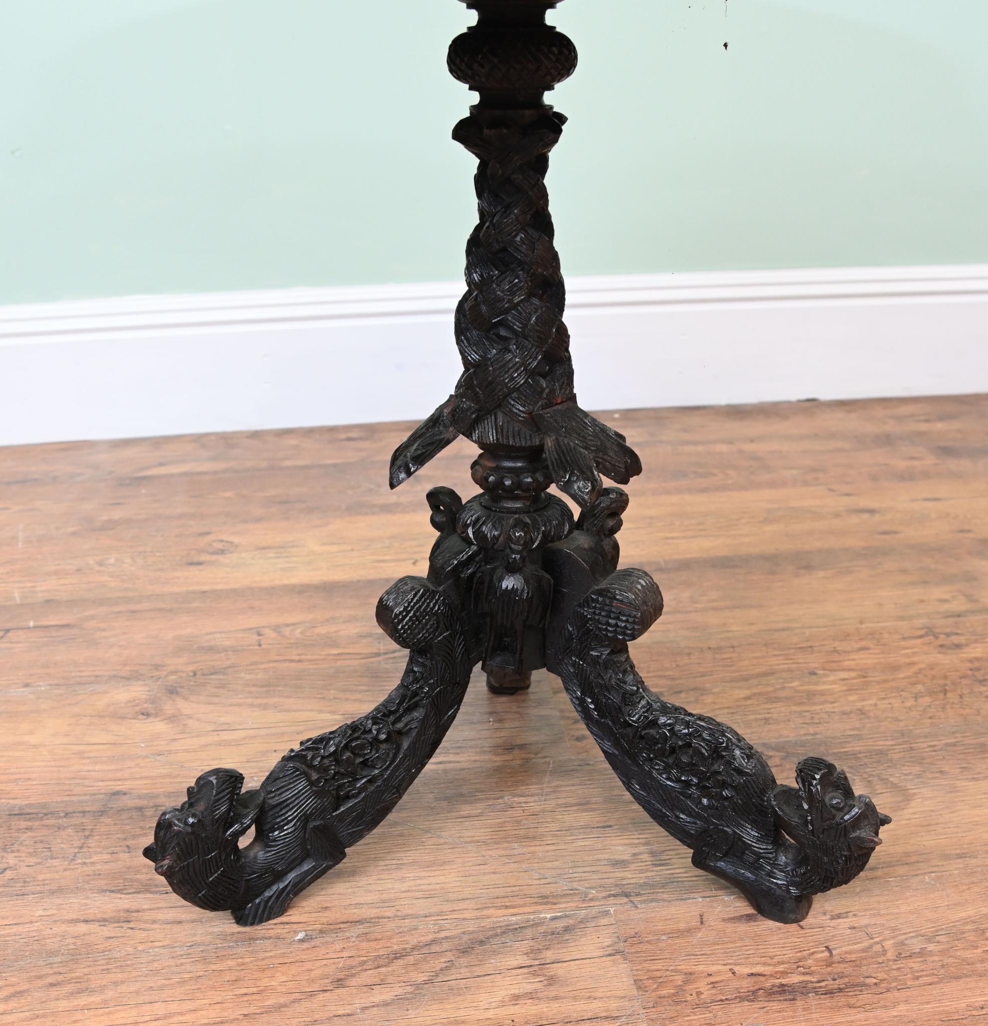 Table d'appoint birmane sculptée à plateau pointu, Birmanie, 1880 en vente 3