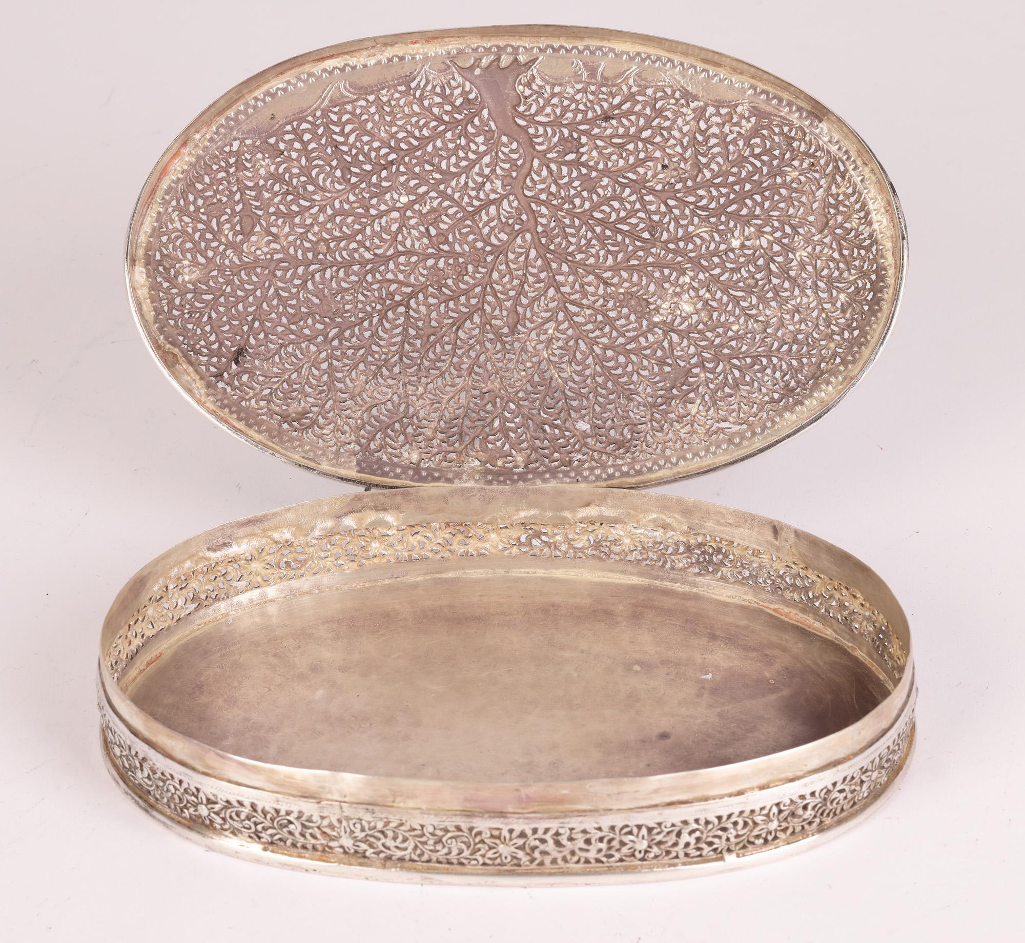 Caja ovalada con tapa de plata birmana Árbol de la Vida siglo XX