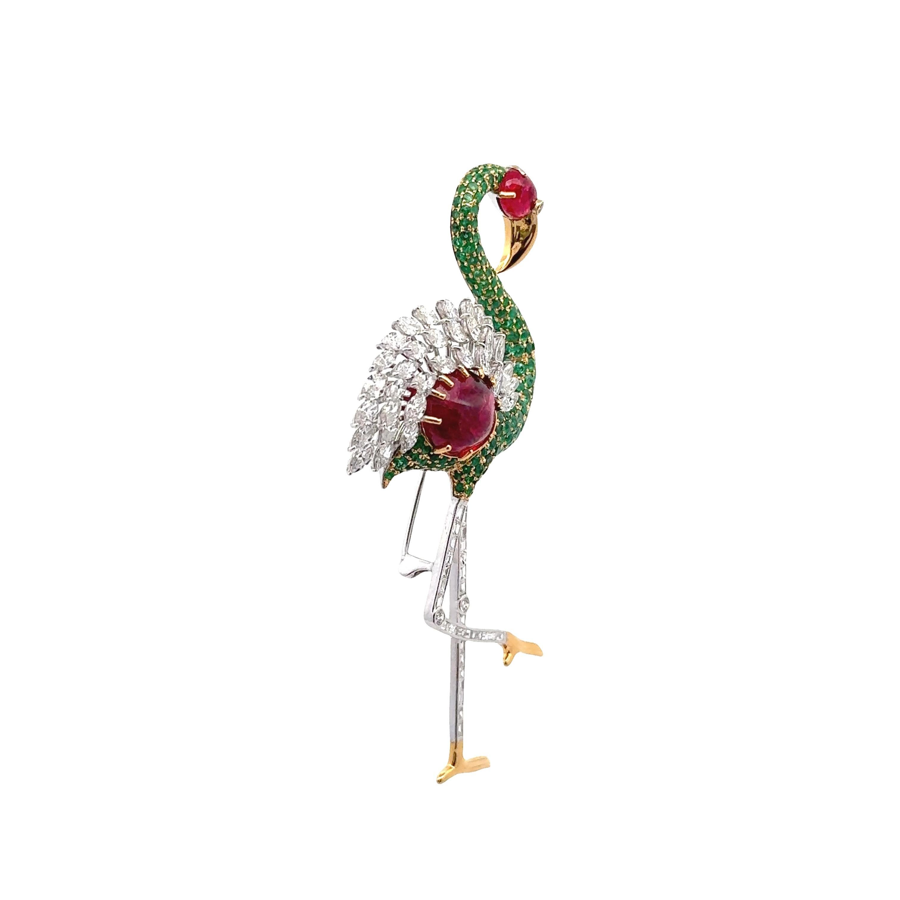 Burmesischer Spinell Smaragd Diamant 18K Weiß Gelbgold Flamingo Brosche, GIA Cert (Cabochon) im Angebot