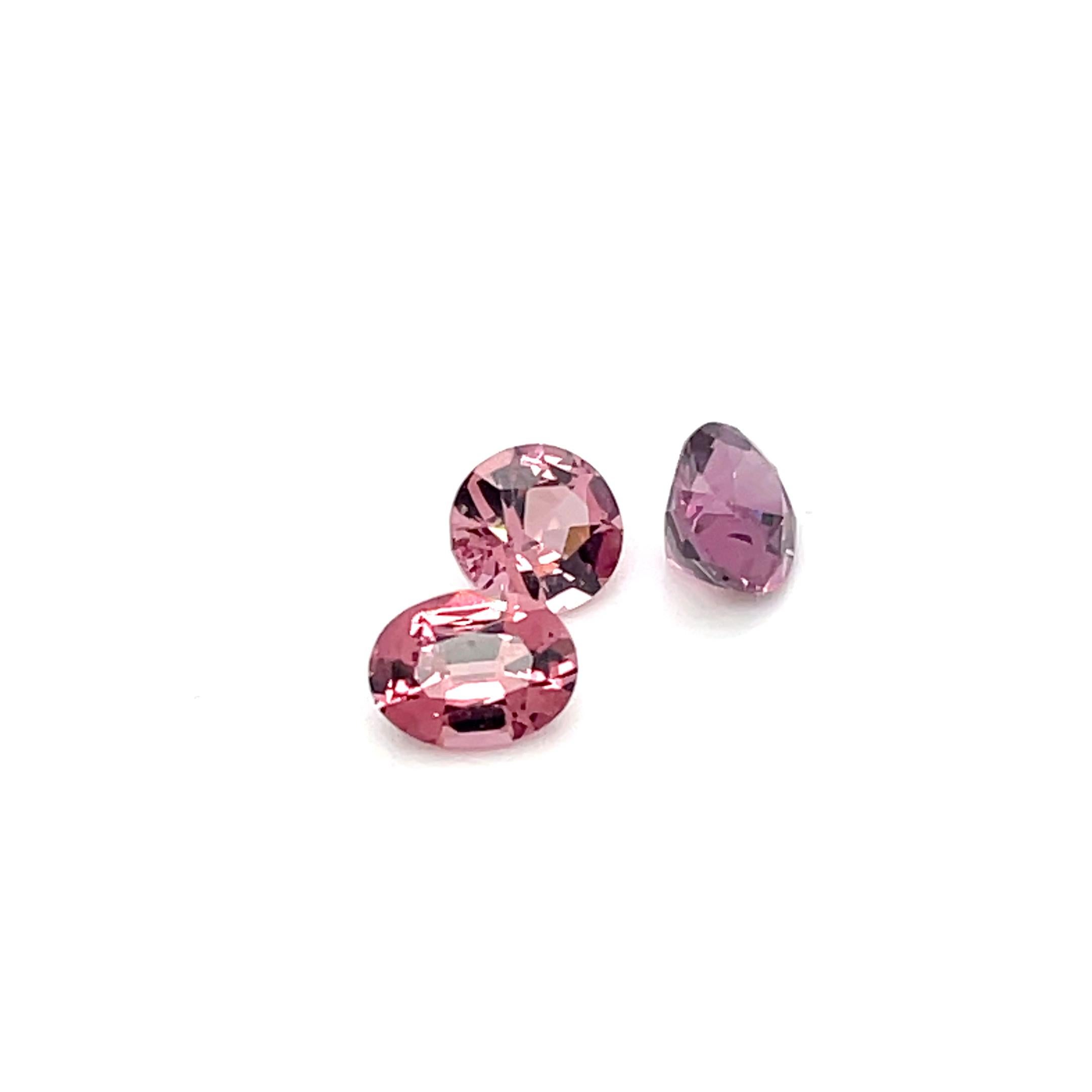 Cette collection présente d'exquises pierres précieuses spinelles de Birmanie, connues pour leurs couleurs éclatantes et leur durabilité. 

Il comprend deux ovales de spinelle, chacun de 2,03 carats, offrant un éclat clair et brillant. 

Deux
