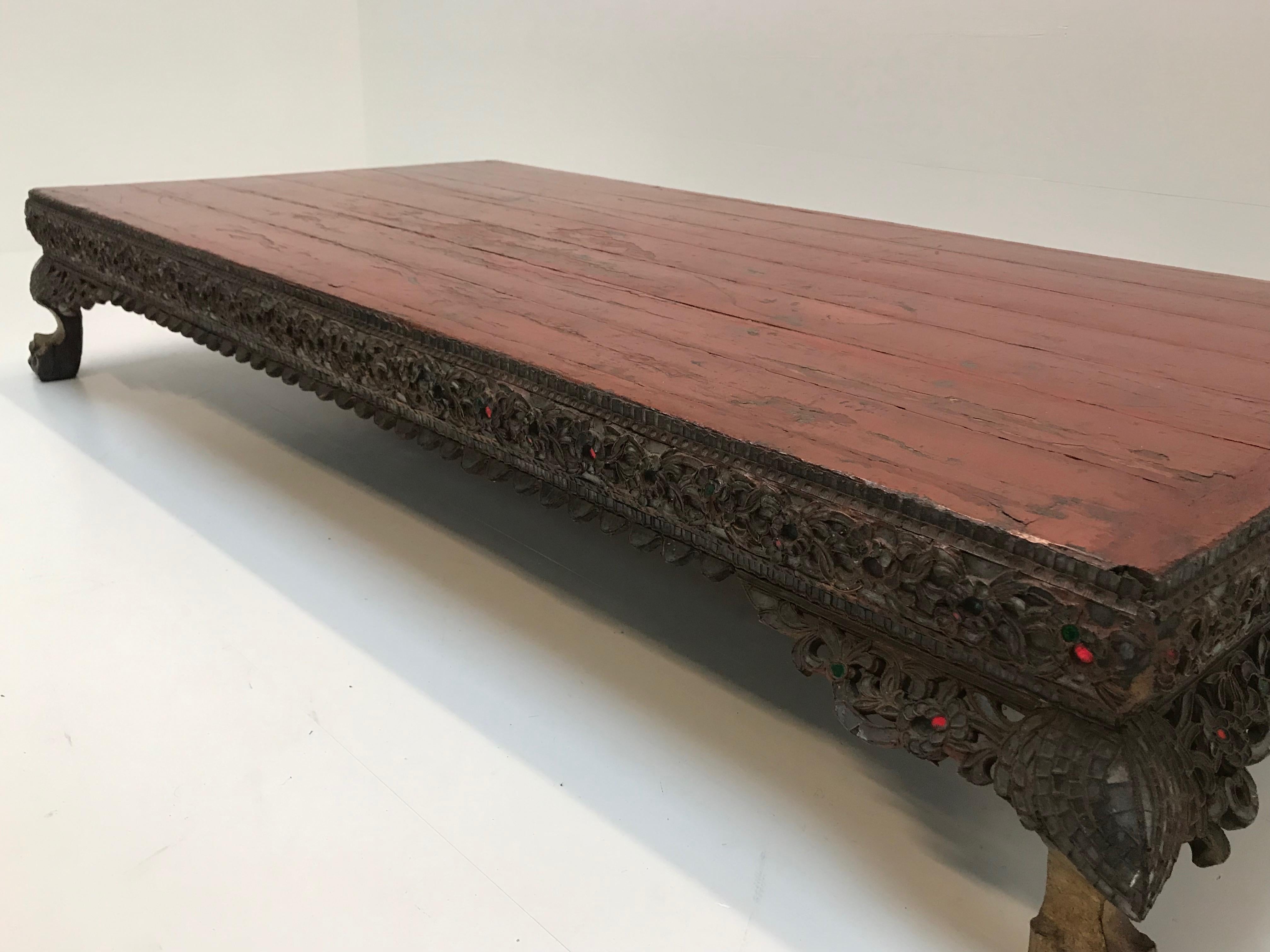 Burmesischer Tisch, 18. Jahrhundert, roter Lack im Angebot 6