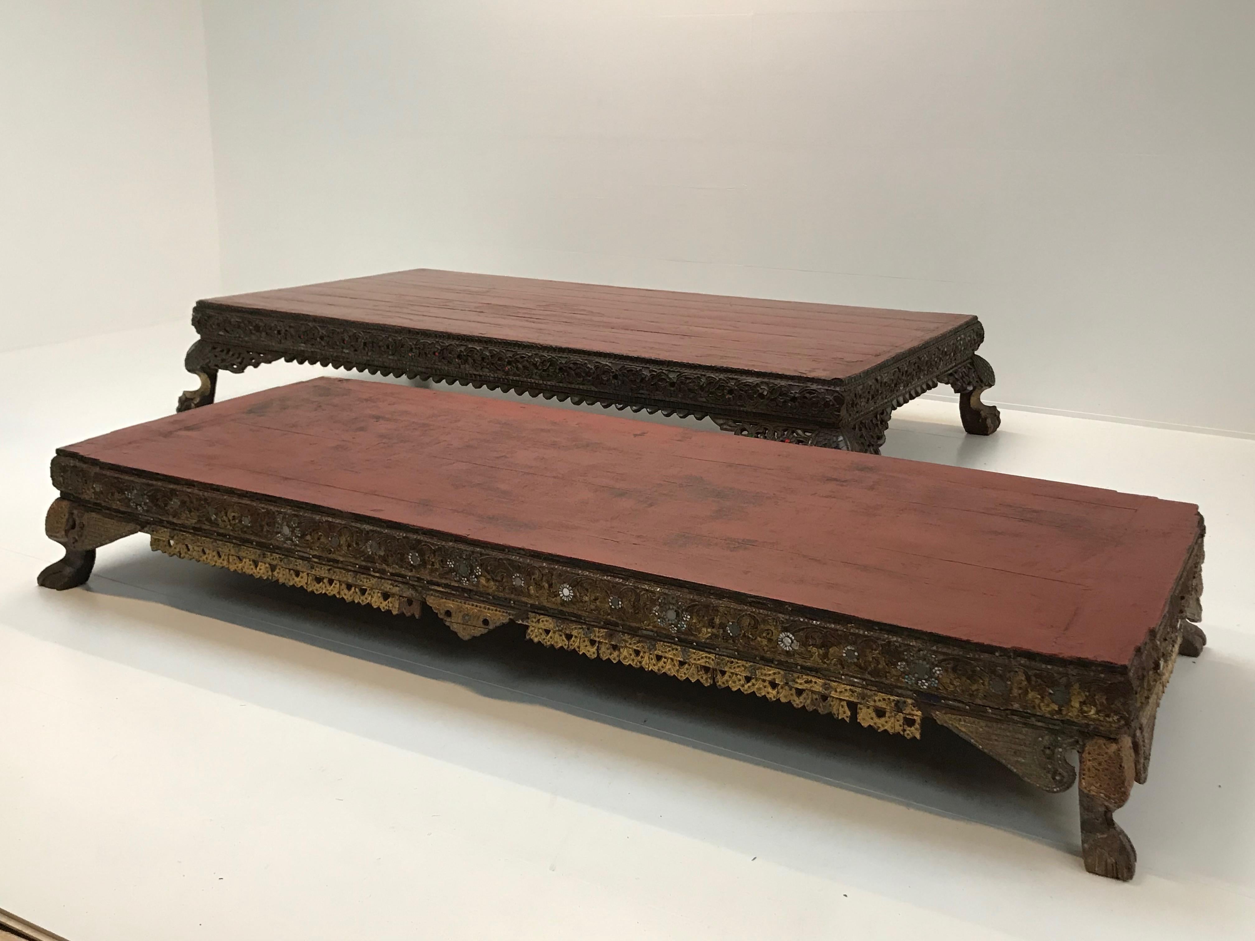 Burmese Table, 18th Century, Red Lacquer In Good Condition For Sale In Schellebelle, BE