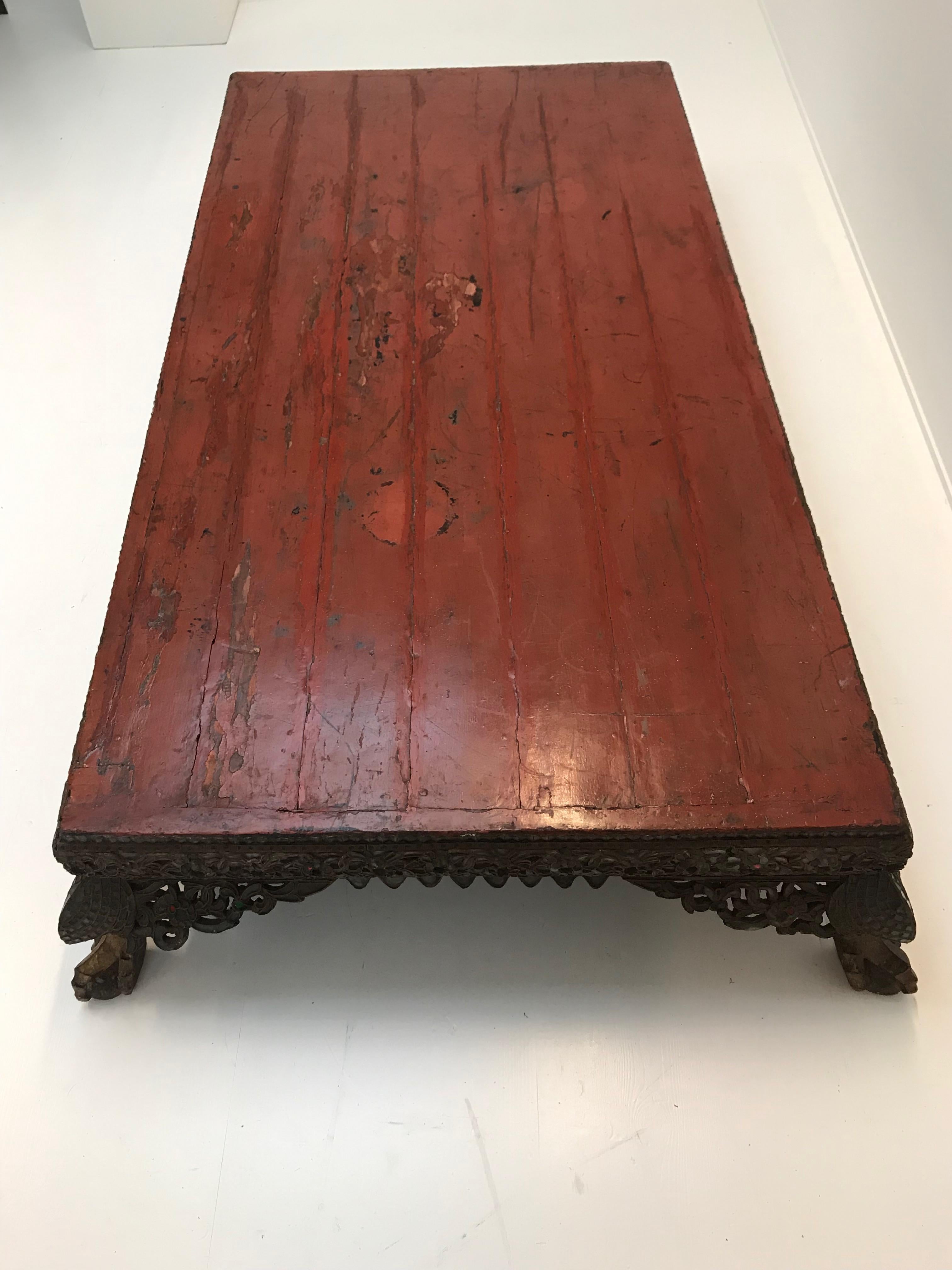 Burmesischer Tisch, 18. Jahrhundert, roter Lack (Holz) im Angebot