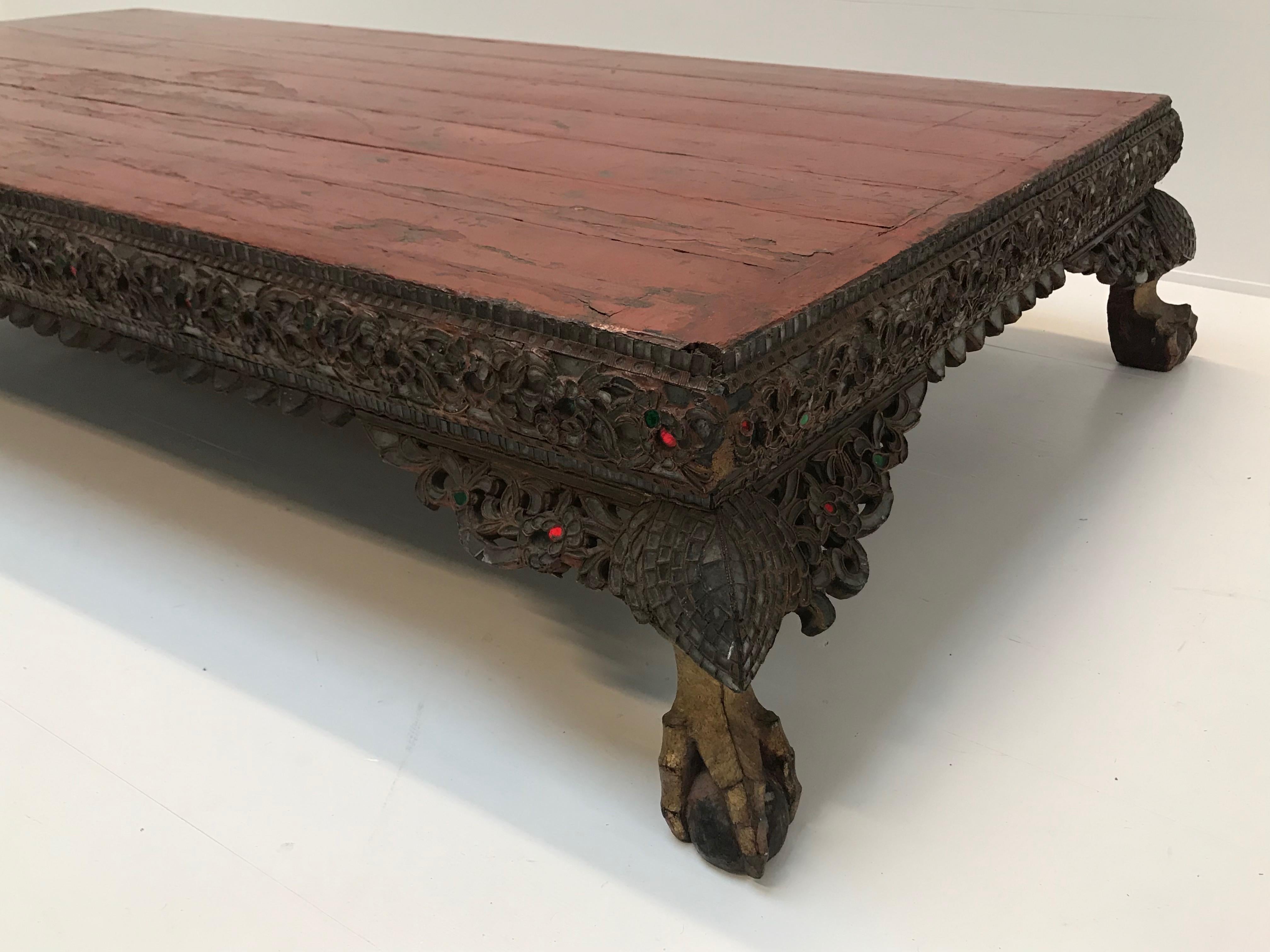 Burmesischer Tisch, 18. Jahrhundert, roter Lack im Angebot 1