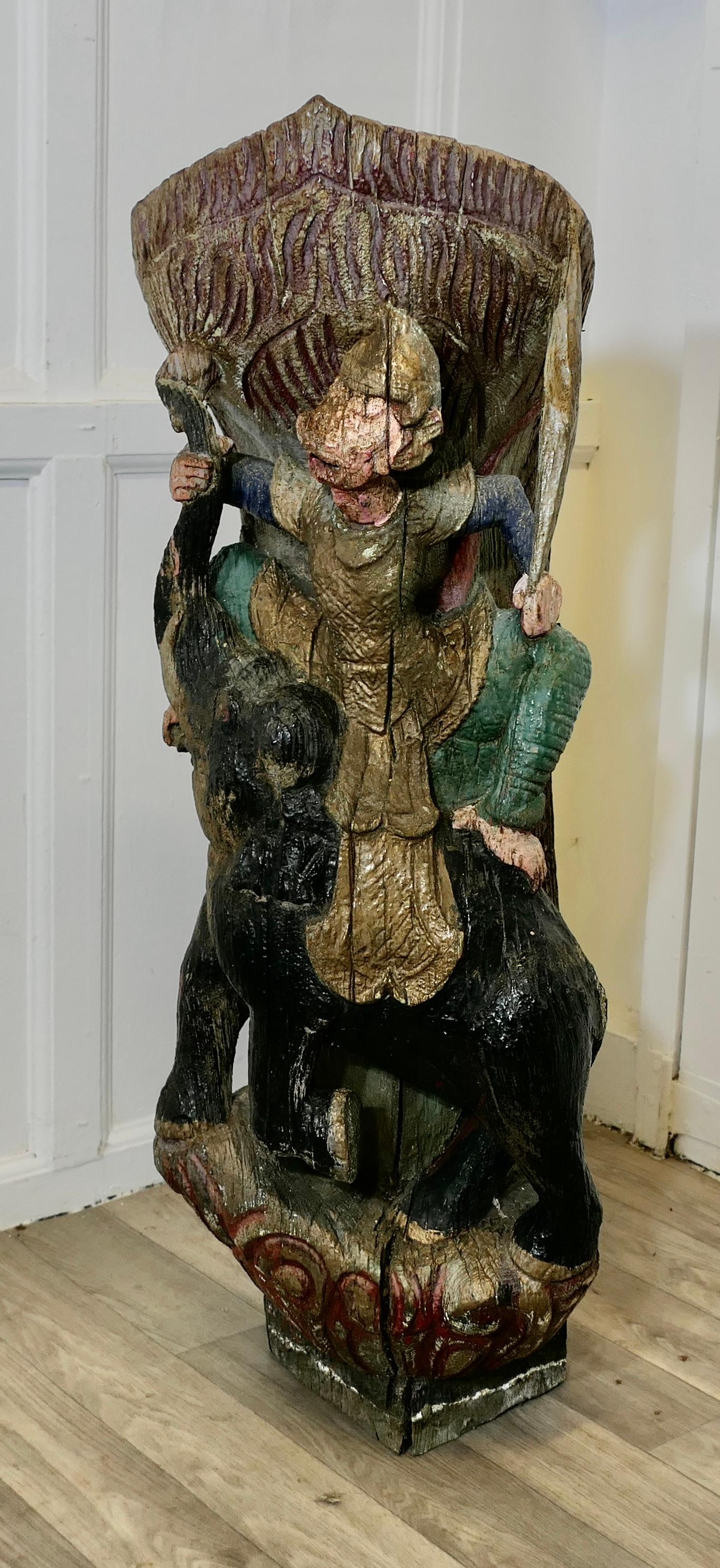 Sculpture de temple birman, singe et éléphant polychrome

Cette sculpture très ancienne fait partie d'une pièce plus importante. La peinture a une finition poussiéreuse et légèrement crayeuse avec des couleurs vives. 
La sculpture représente deux