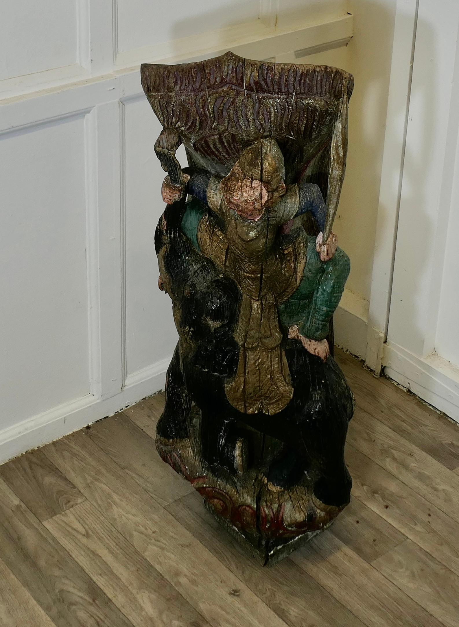 Artisanat Sculpture de temple birman, singe et éléphant polychrome en vente