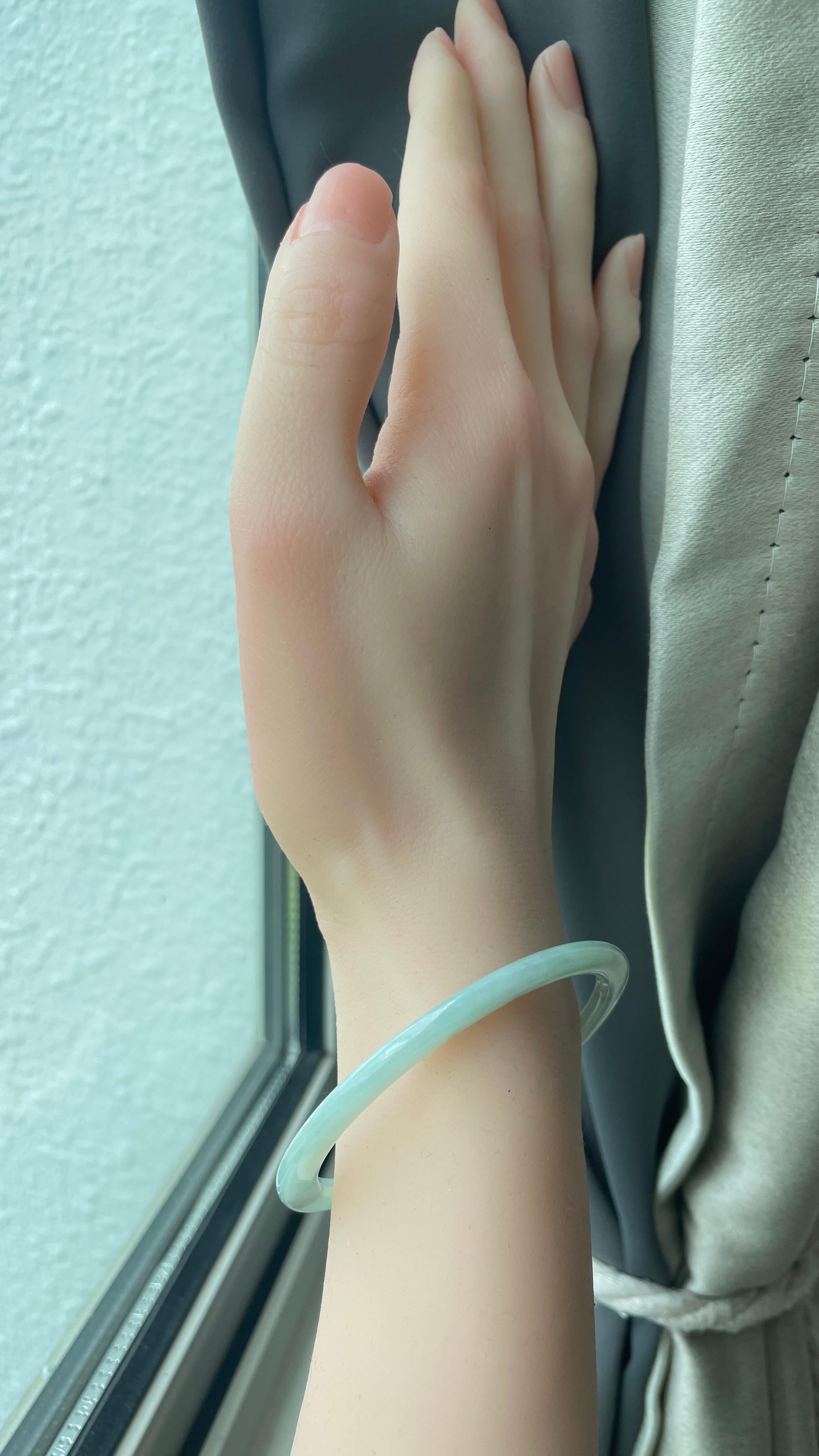 Burmese Type A Jadeite Jade Bangle (55mm) Pour femmes en vente