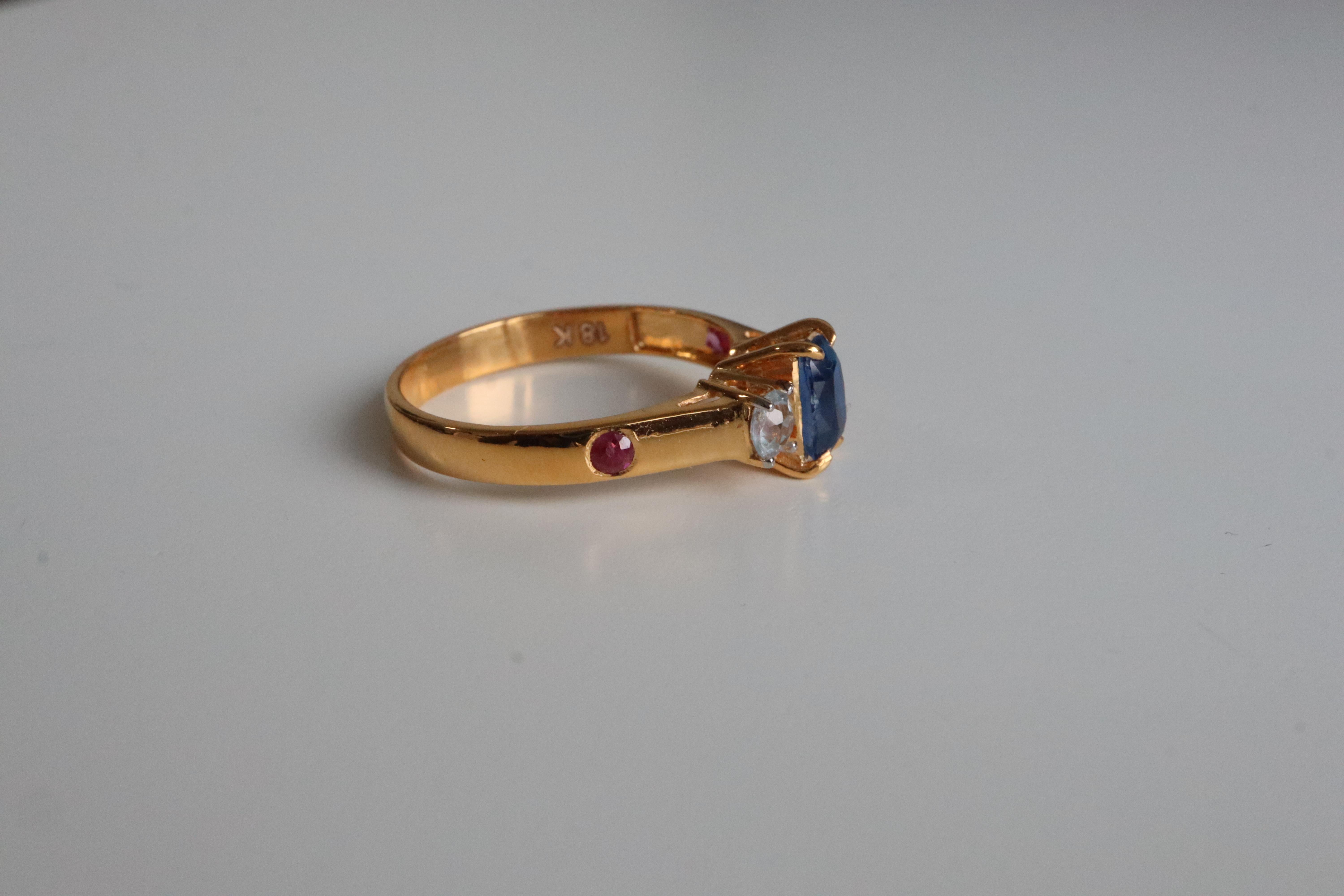 Burmese Unheated Blue Sapphire, White Sapphire and Ruby Ring in 18K Yellow Gold In New Condition For Sale In Singapore, SG