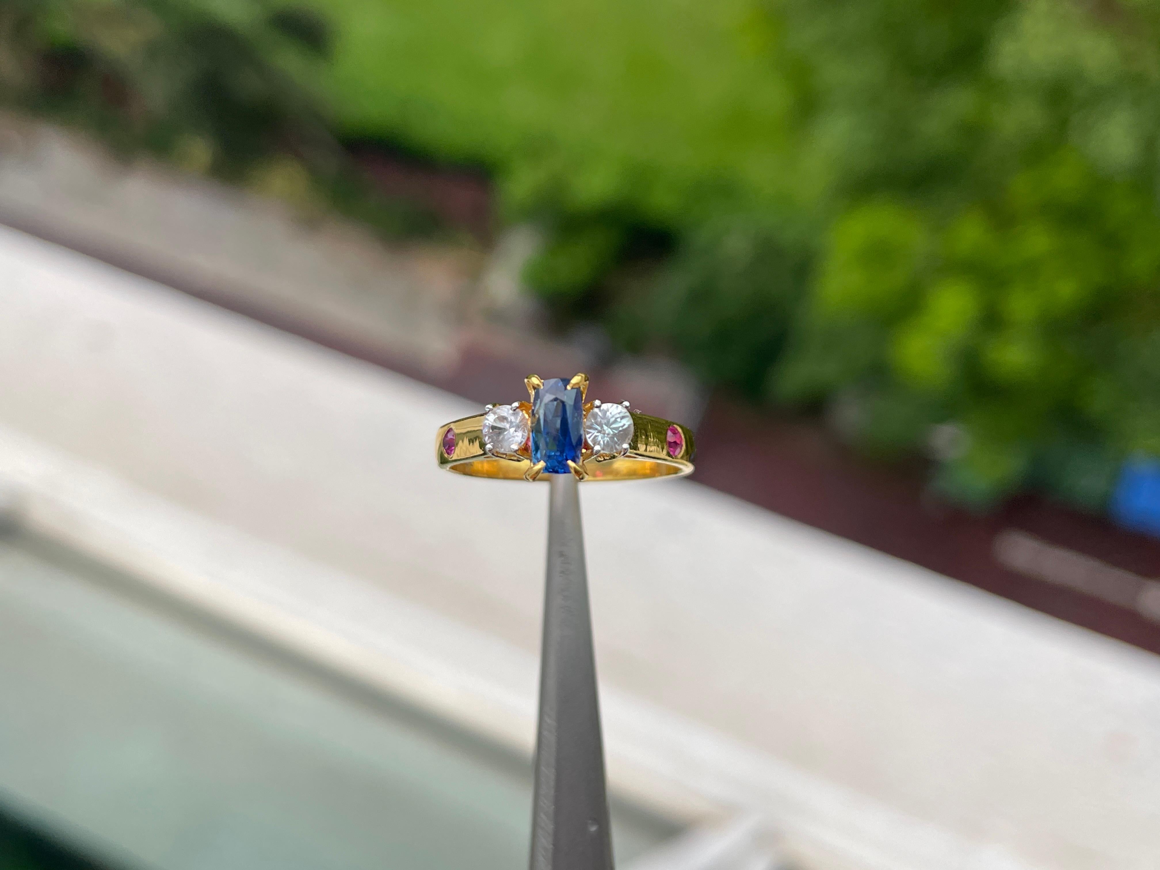 Burmese Unheated Blue Sapphire, White Sapphire and Ruby Ring in 18K Yellow Gold For Sale 2