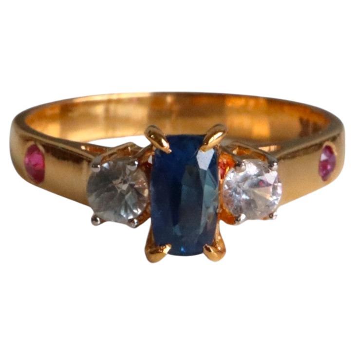Ring aus birmanischem, nicht erhitztem blauem Saphir, weißem Saphir und Rubin aus 18 Karat Gelbgold