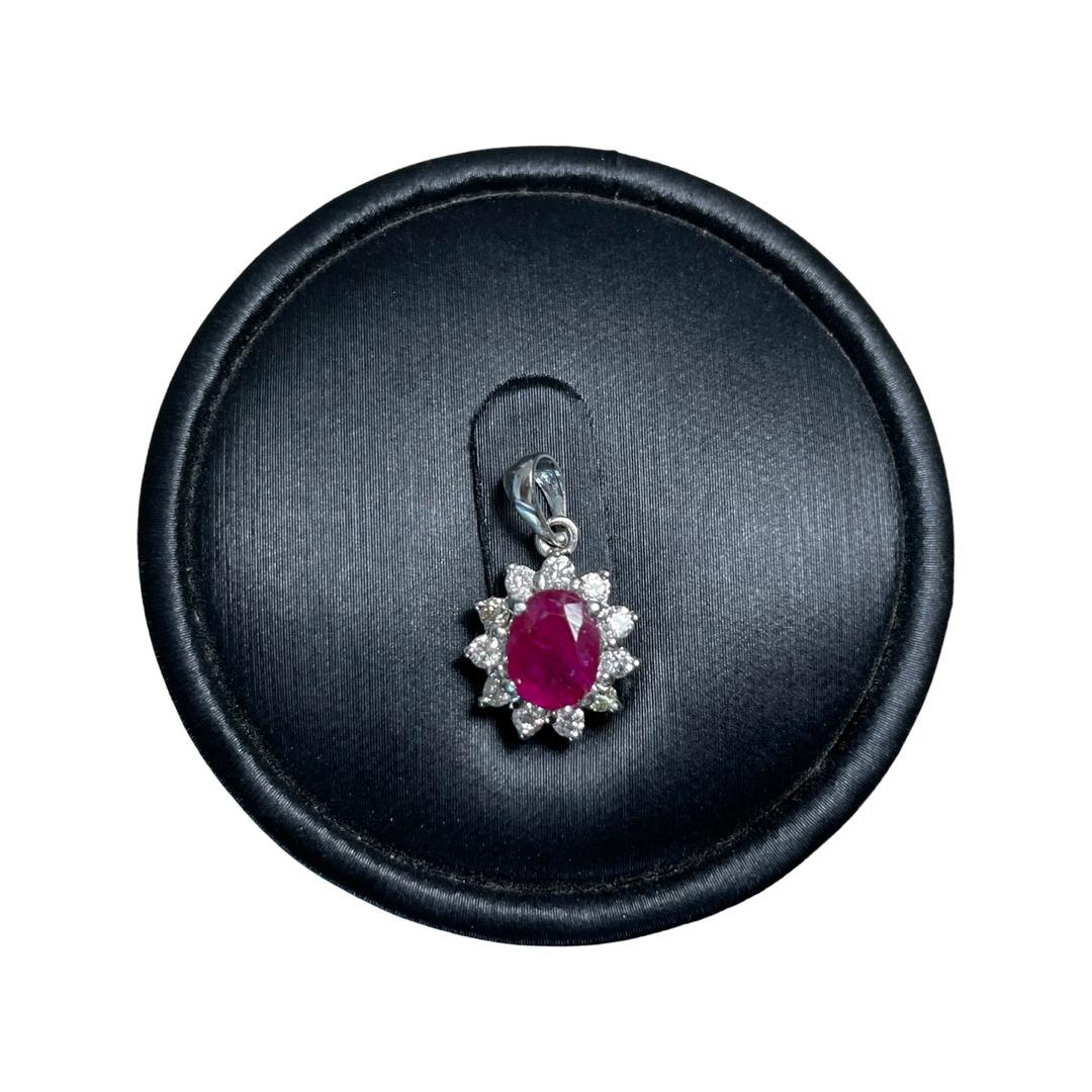 Colgante de halo de rubí birmano sin calentar y diamantes naturales en oro macizo de 18 quilates

Peso del Rubí (1ud)- 1,16Ct

Medida de la piedra central (Largo y Ancho)-6,9x5,5mm

Anchura y longitud del colgante - 11,2x10,4cm

Claridad - VS, y
