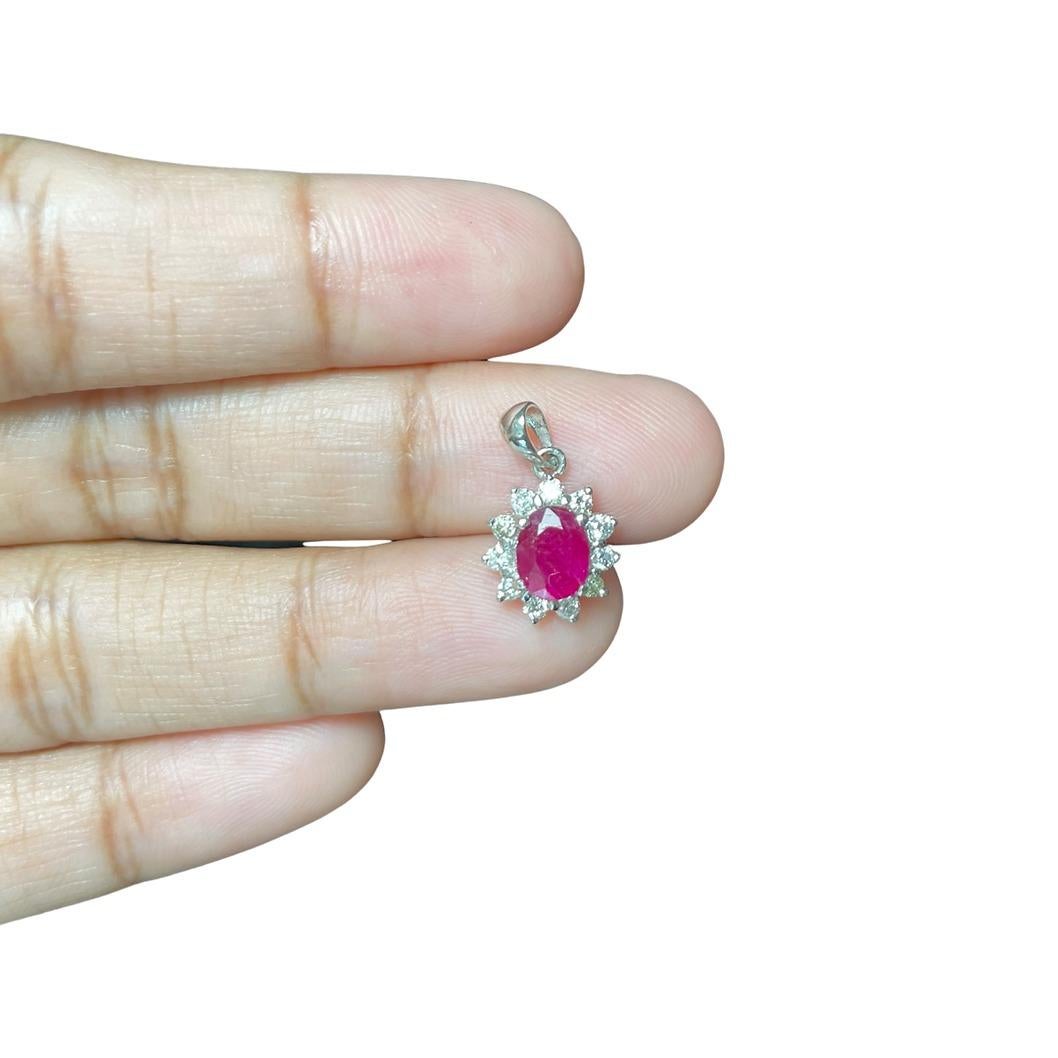 Colgante de halo de rubí birmano sin calentar y diamantes naturales en oro macizo de 18 quilates Corte oval en venta