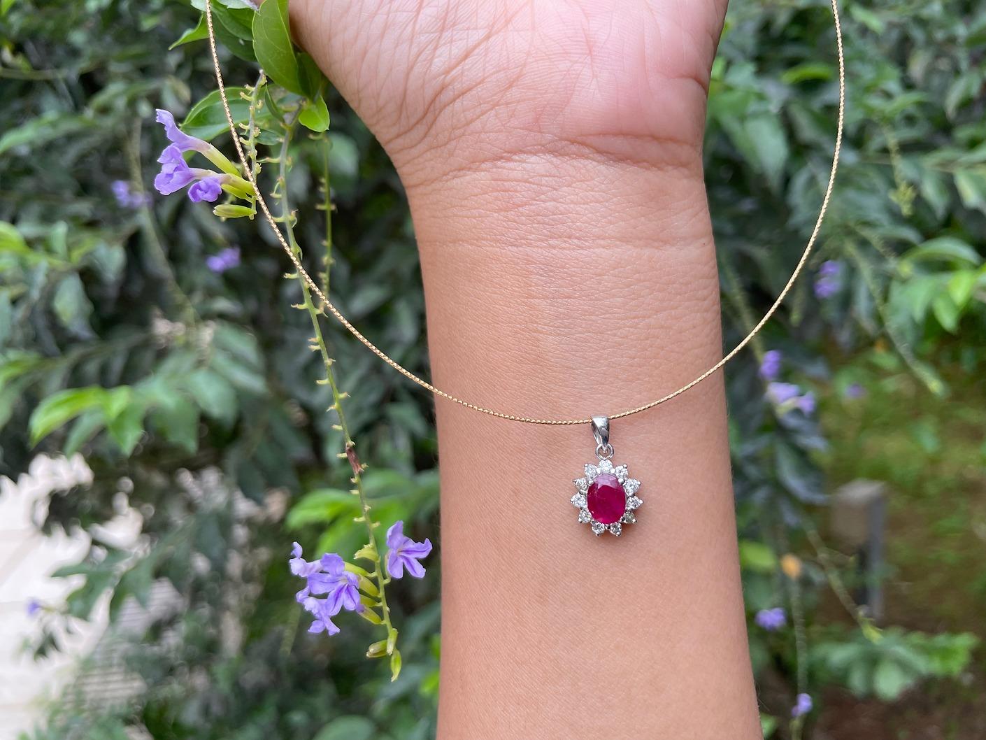 De las mujeres Colgante de halo de rubí birmano sin calentar y diamantes naturales en oro macizo de 18 quilates en venta