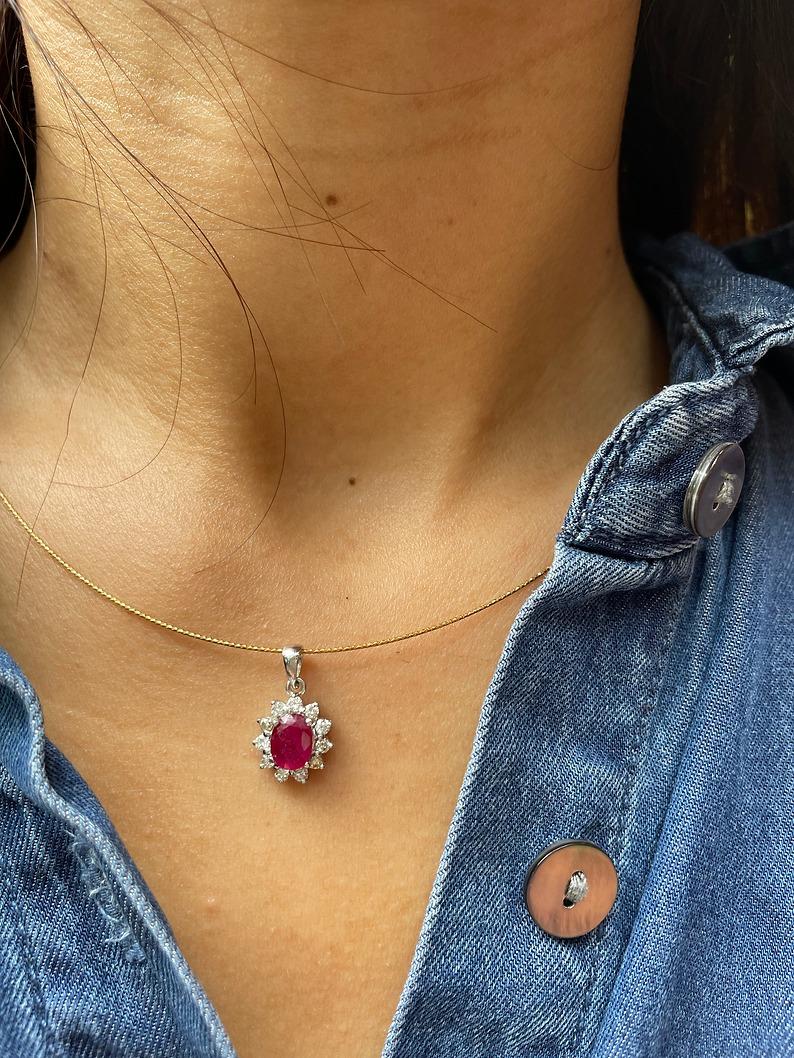 Colgante de halo de rubí birmano sin calentar y diamantes naturales en oro macizo de 18 quilates en venta 1