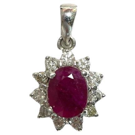 Colgante de halo de rubí birmano sin calentar y diamantes naturales en oro macizo de 18 quilates