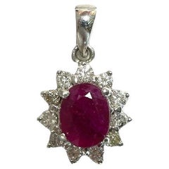 Colgante de halo de rubí birmano sin calentar y diamantes naturales en oro macizo de 18 quilates