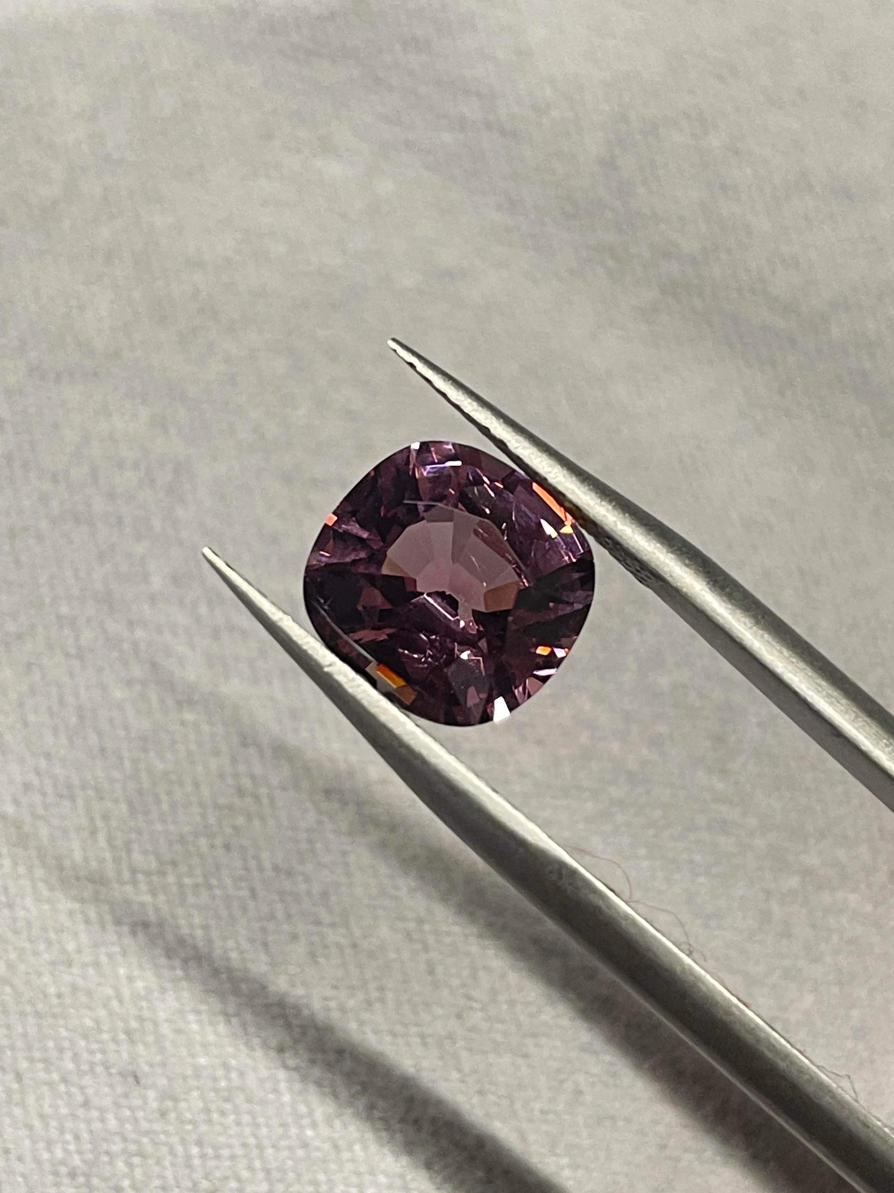 Dieser Edelstein stammt aus dem berühmten Burma Herkunft, ist das Gewicht über 3 Karat 3.06 Karat, um genau zu sein, hat es eine deutliche Sättigung der rosa Farbe mit leichten lila in ihm gemischt, was macht dieses Juwel noch besser ist, dass es