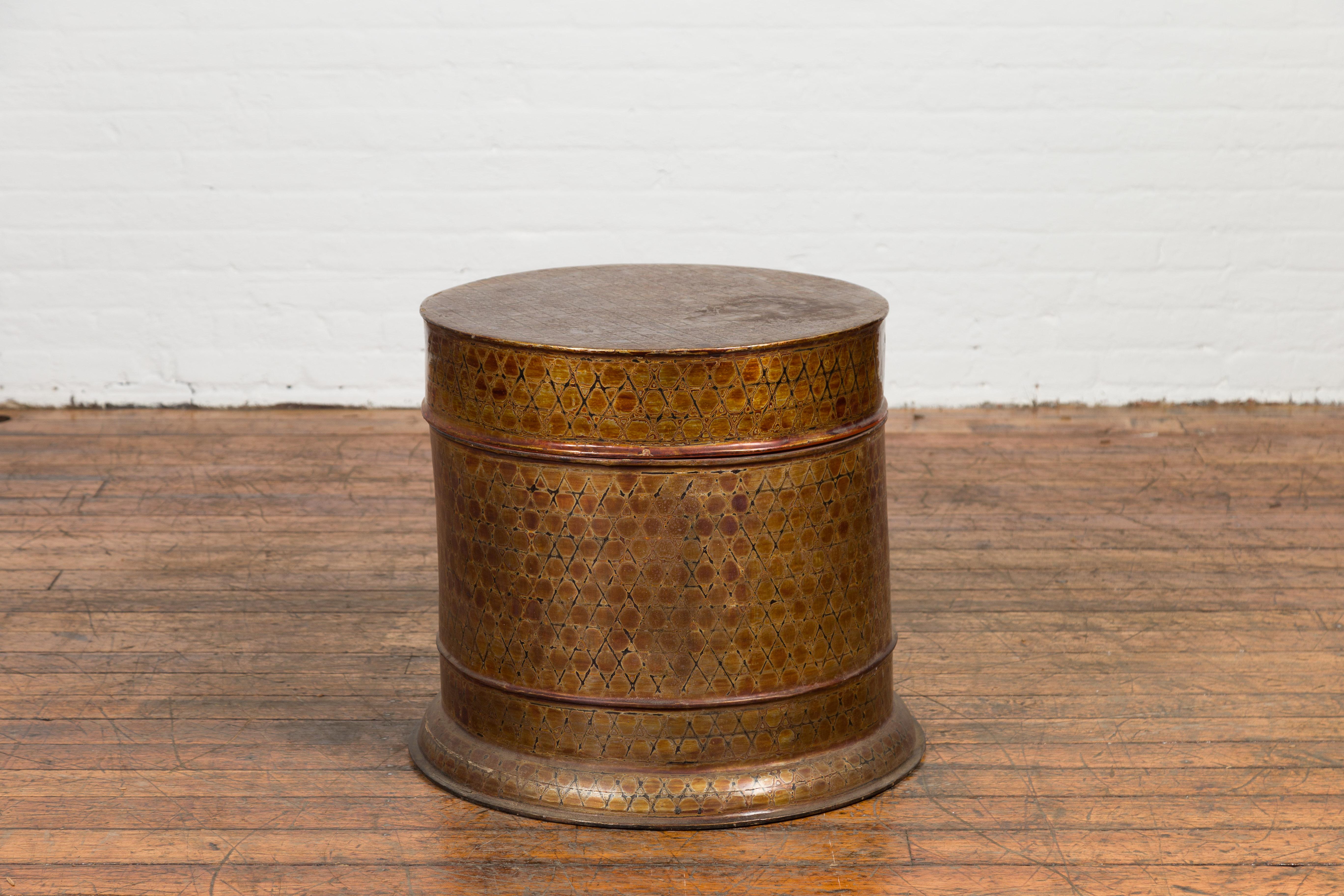 Burmese Vintage Negora Lacquer Circular Box with Snake Skin Pattern In Good Condition In Yonkers, NY
