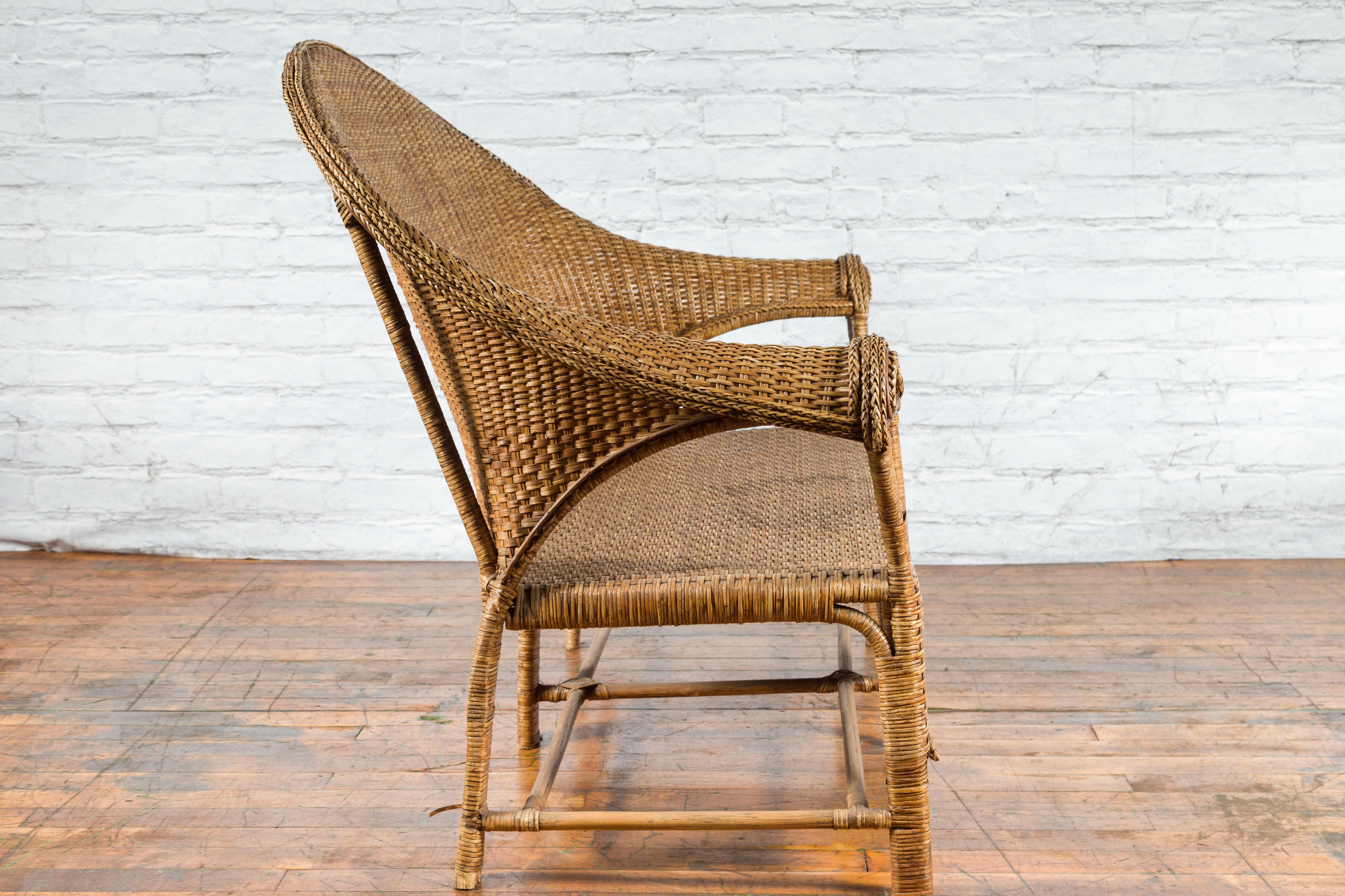 Loveseat vintage de ratán y madera con respaldo curvado y brazos inusuales en venta 4