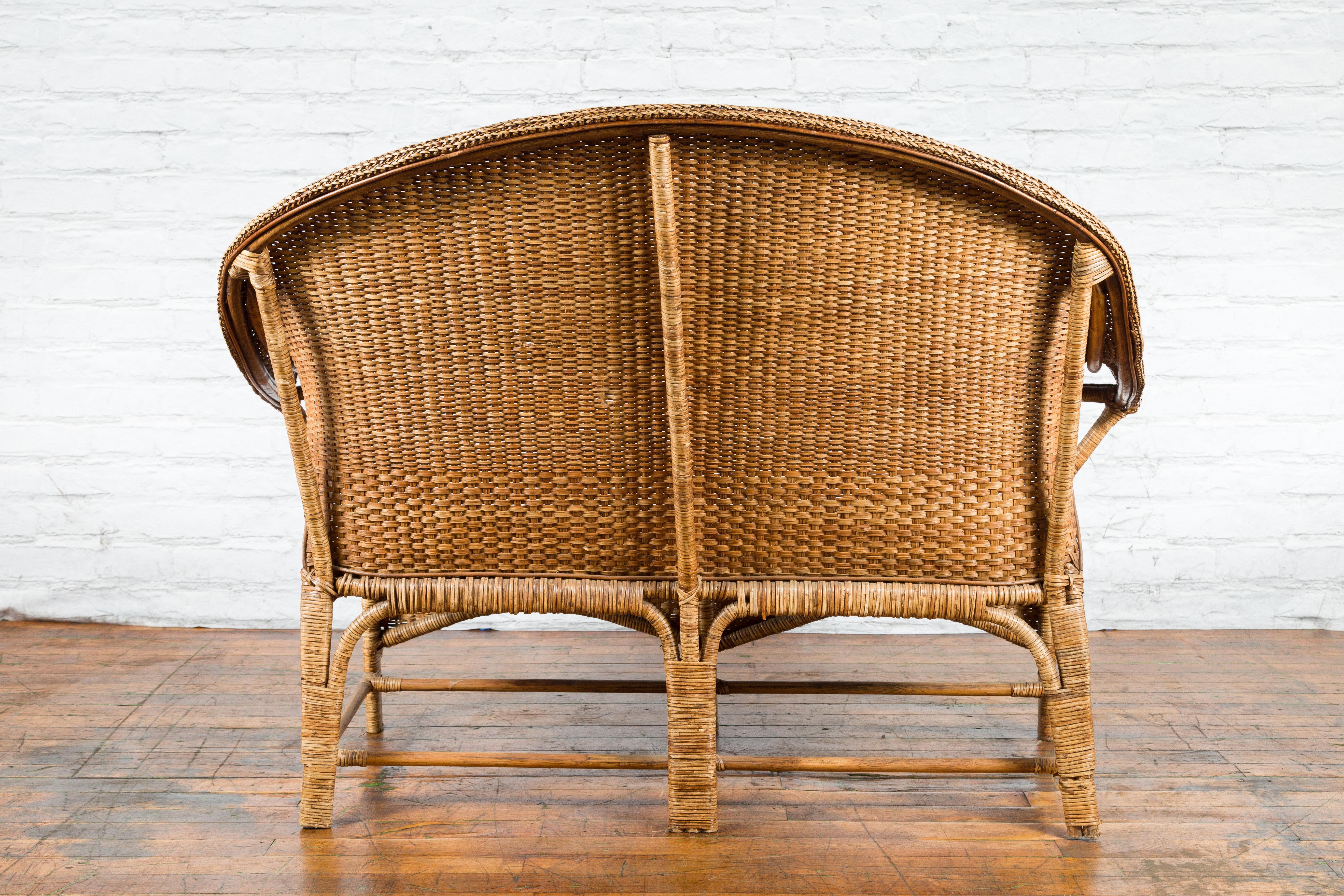 Loveseat vintage de ratán y madera con respaldo curvado y brazos inusuales en venta 6