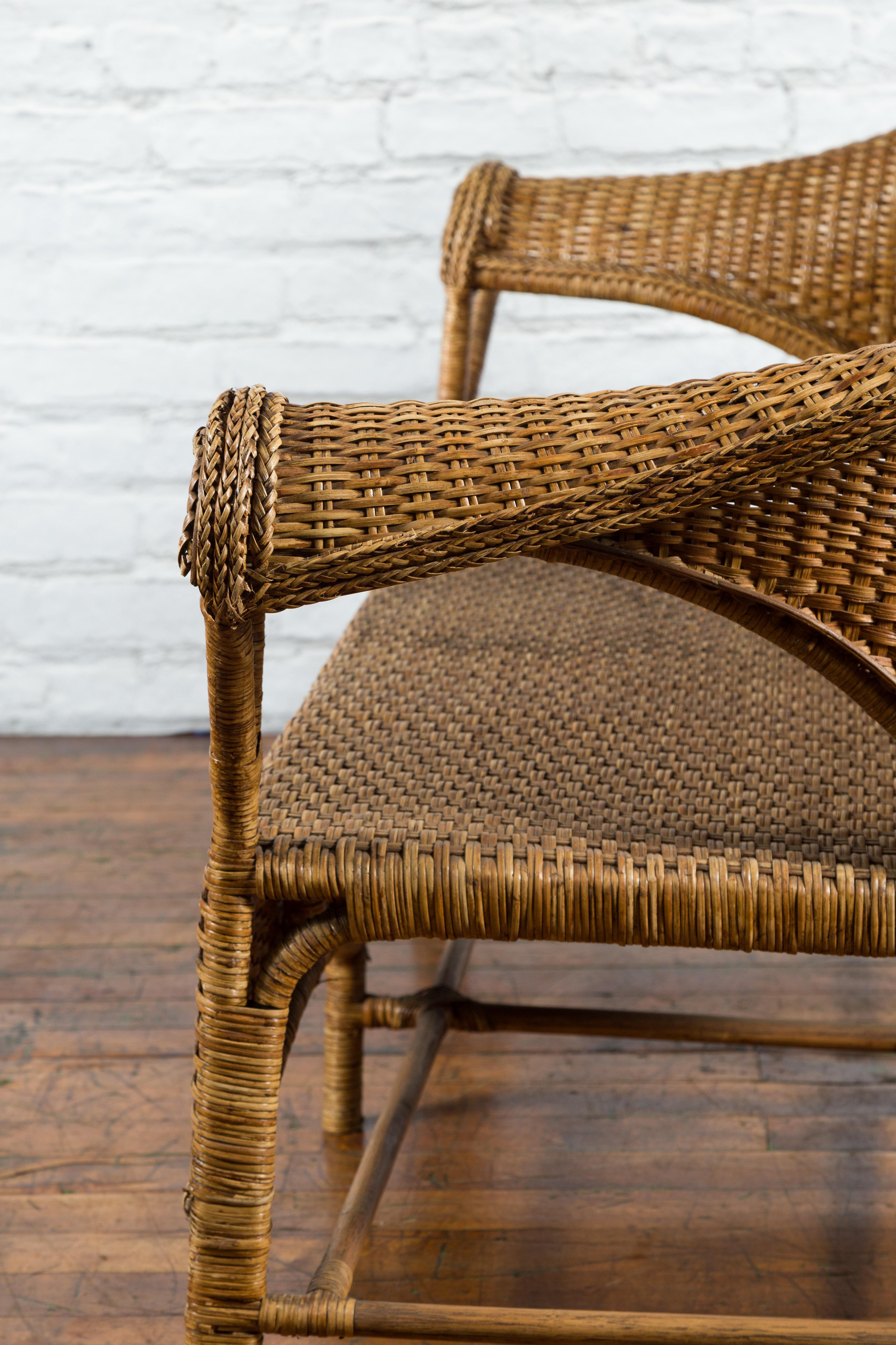 Loveseat vintage de ratán y madera con respaldo curvado y brazos inusuales en venta 8