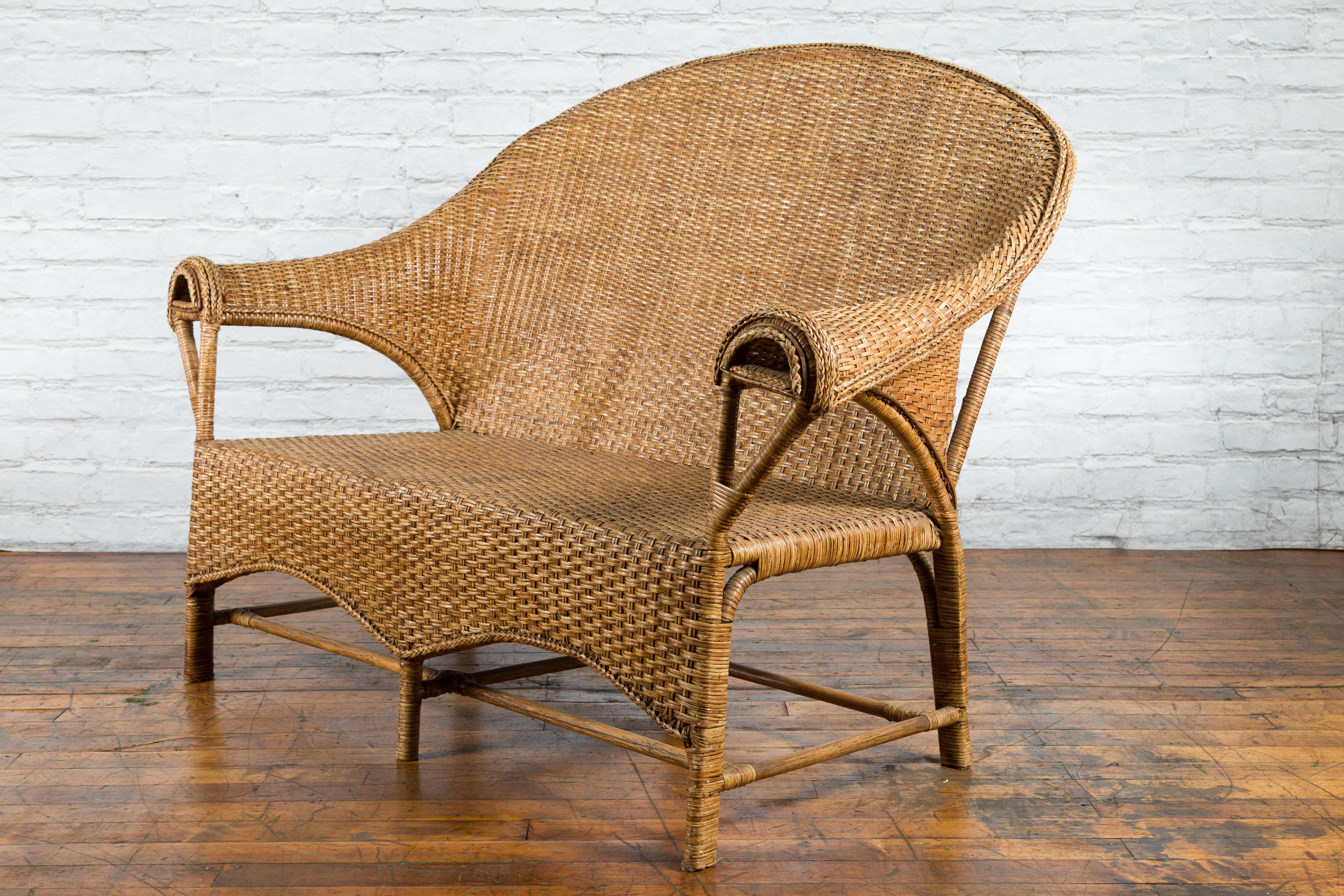 Loveseat vintage de ratán y madera con respaldo curvado y brazos inusuales en venta 10
