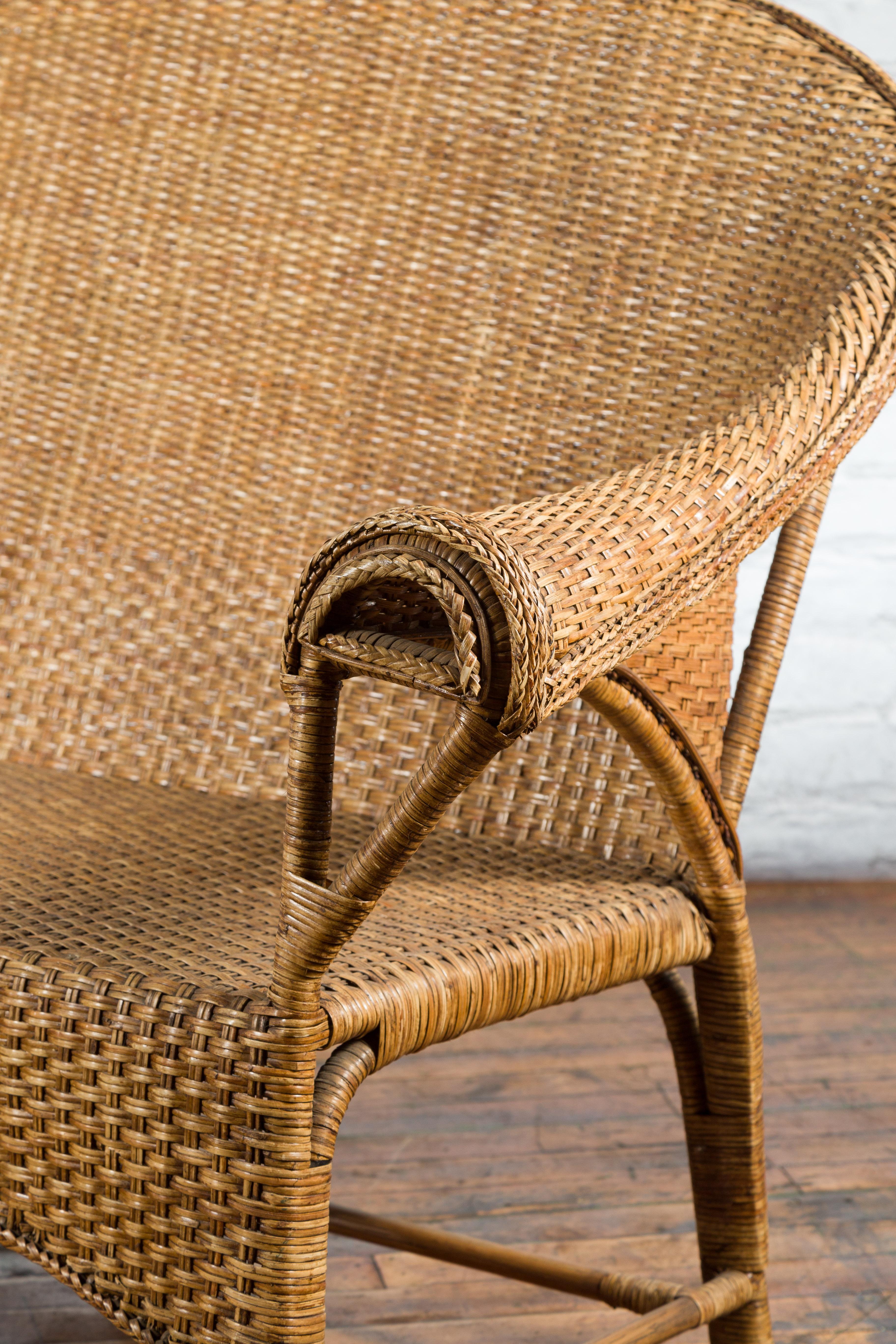 Loveseat vintage de ratán y madera con respaldo curvado y brazos inusuales en venta 11