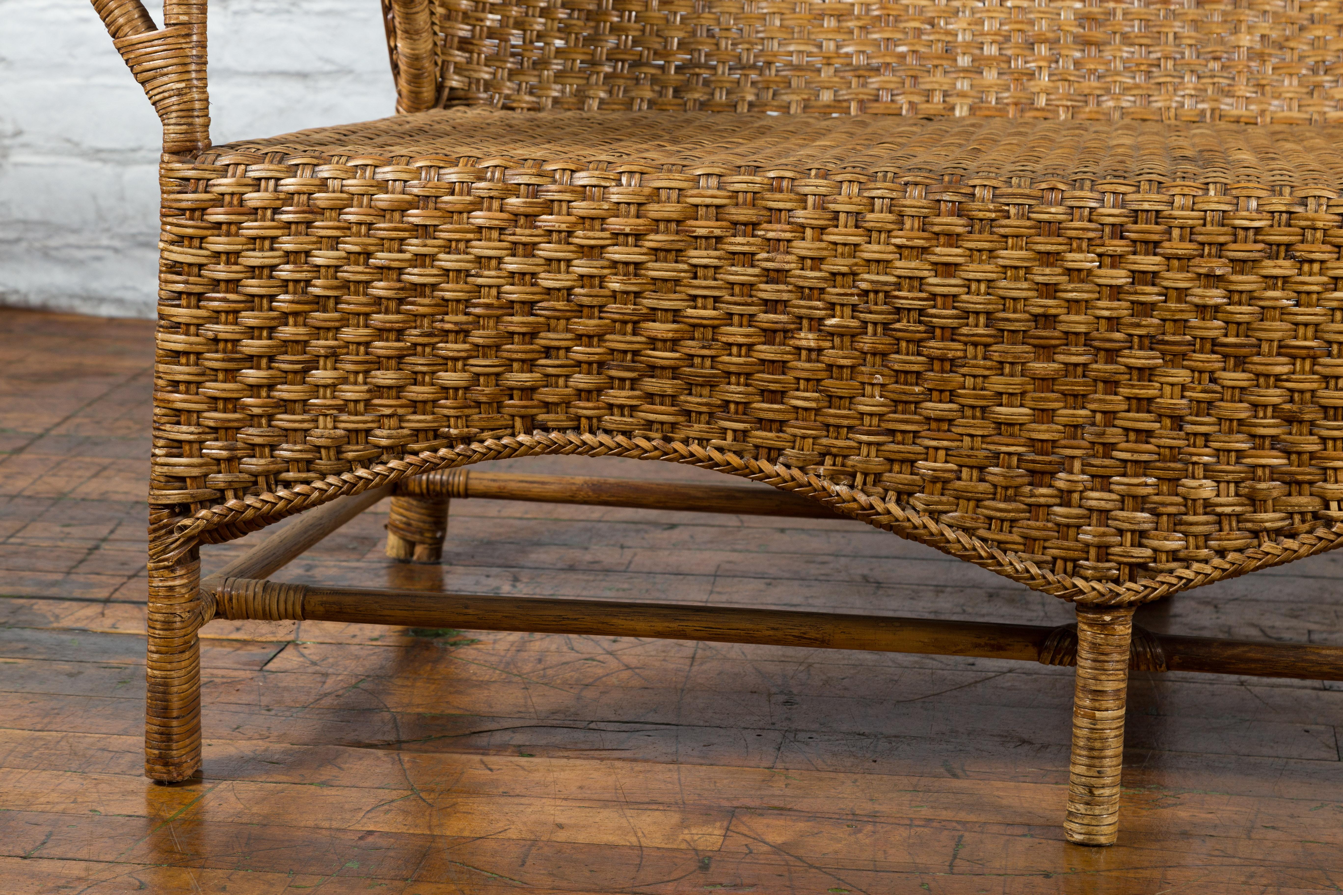 Loveseat vintage de ratán y madera con respaldo curvado y brazos inusuales en venta 1