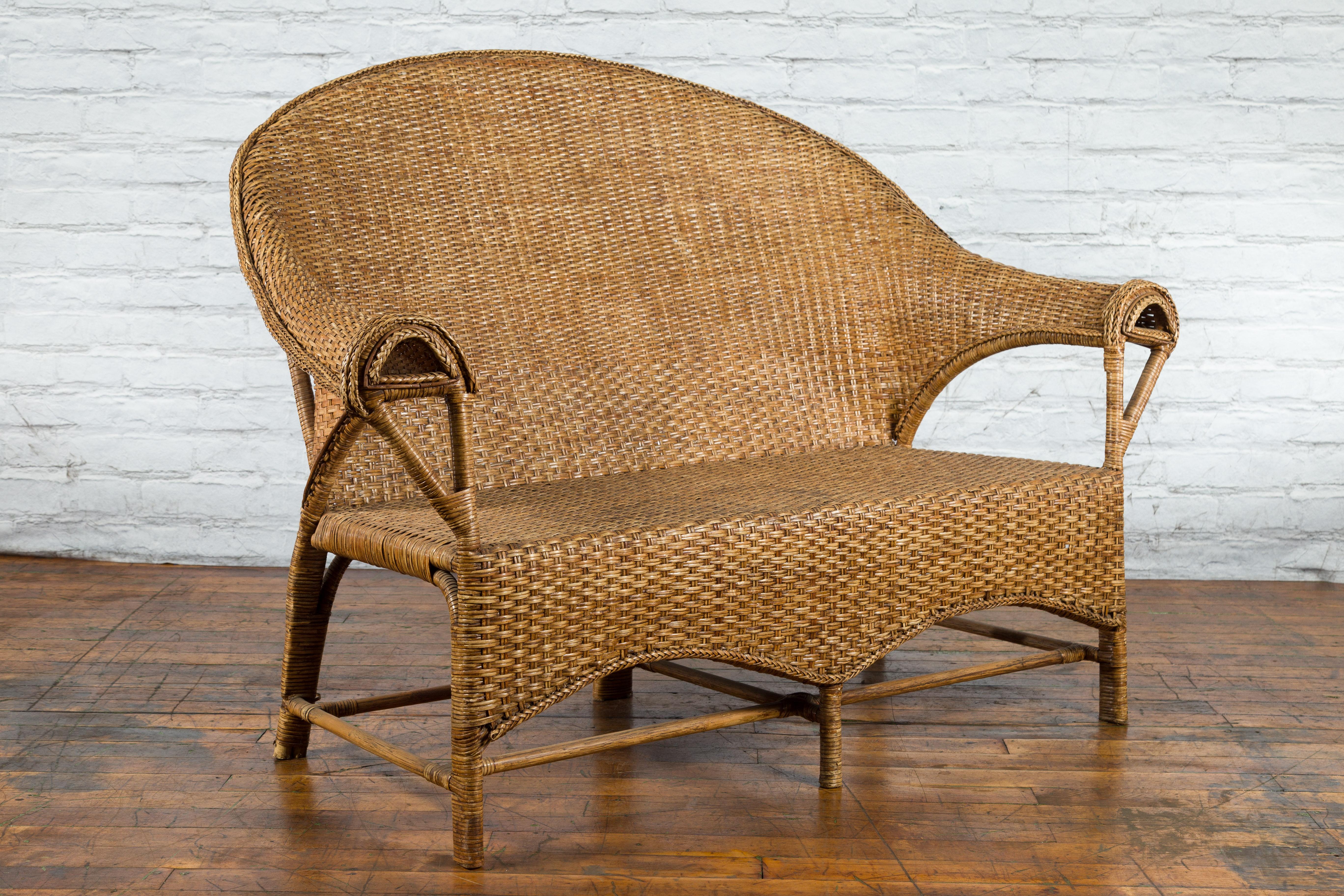 Loveseat vintage de ratán y madera con respaldo curvado y brazos inusuales en venta 2
