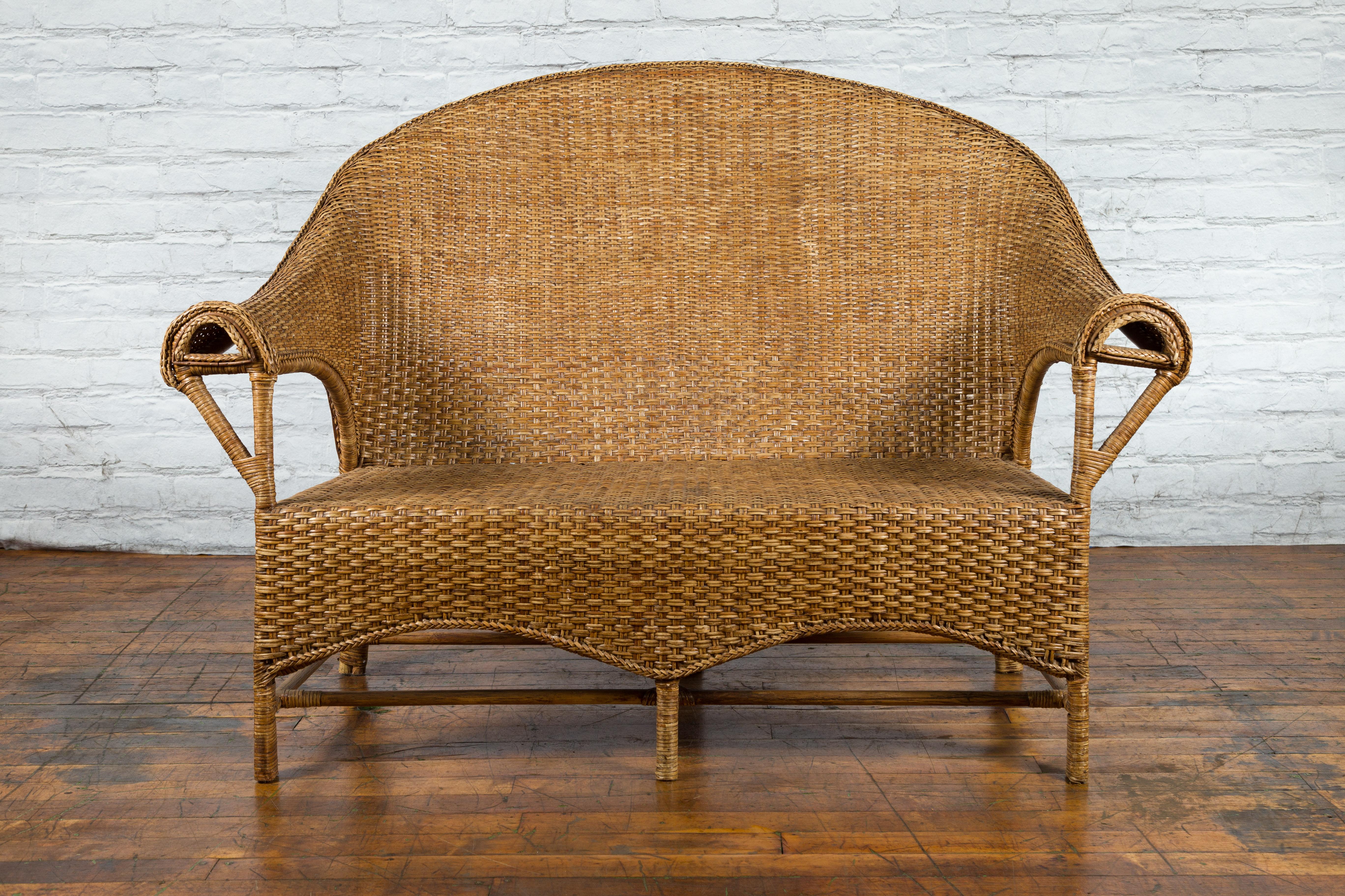 Loveseat vintage de ratán y madera con respaldo curvado y brazos inusuales en venta 3