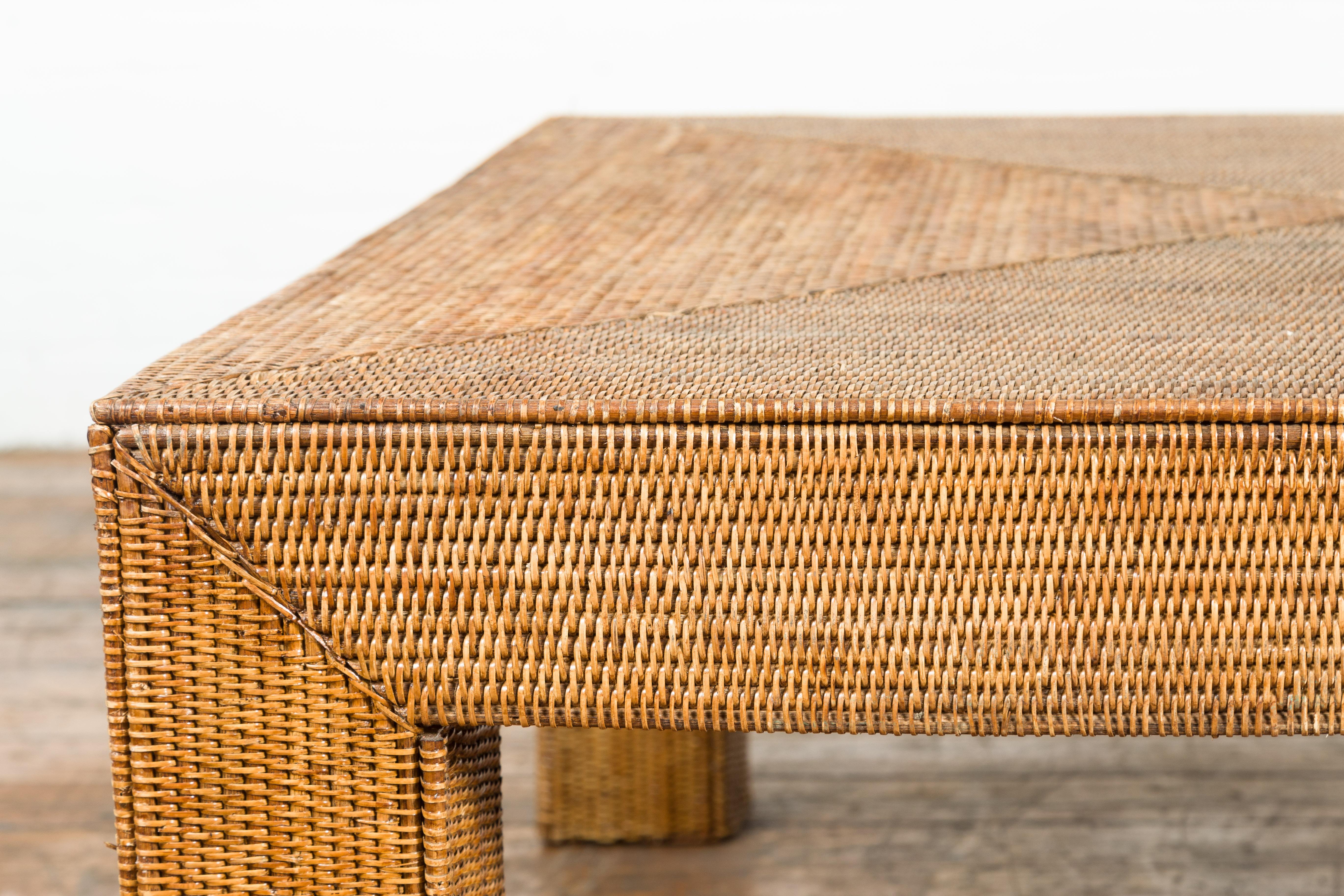 Table basse birmane vintage à pieds Parsons en rotin, cousue à la main sur bois Bon état - En vente à Yonkers, NY