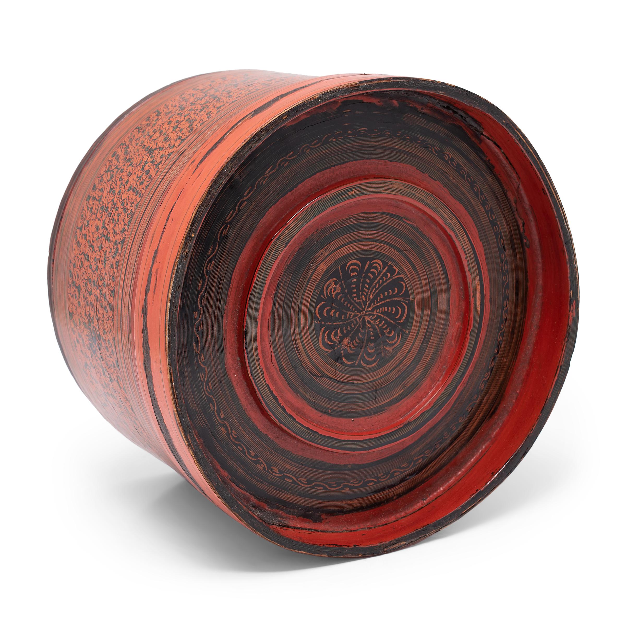 Burmese Yun Lacquer Betel Box, c. 1900 In Good Condition In Chicago, IL