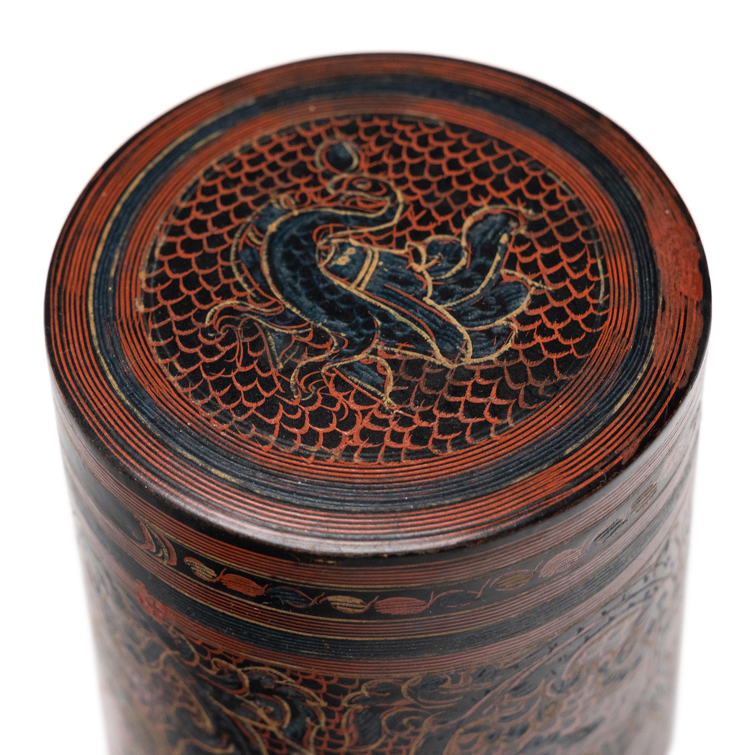 Décorée de façon complexe avec de la laque rouge et noire, cette petite boîte à bétel birmane est un bel exemple d'artisanat traditionnel. Mélange de feuilles de bétel, de noix d'arec, de chaux éteinte et parfois de tabac, la chique de bétel (paan)