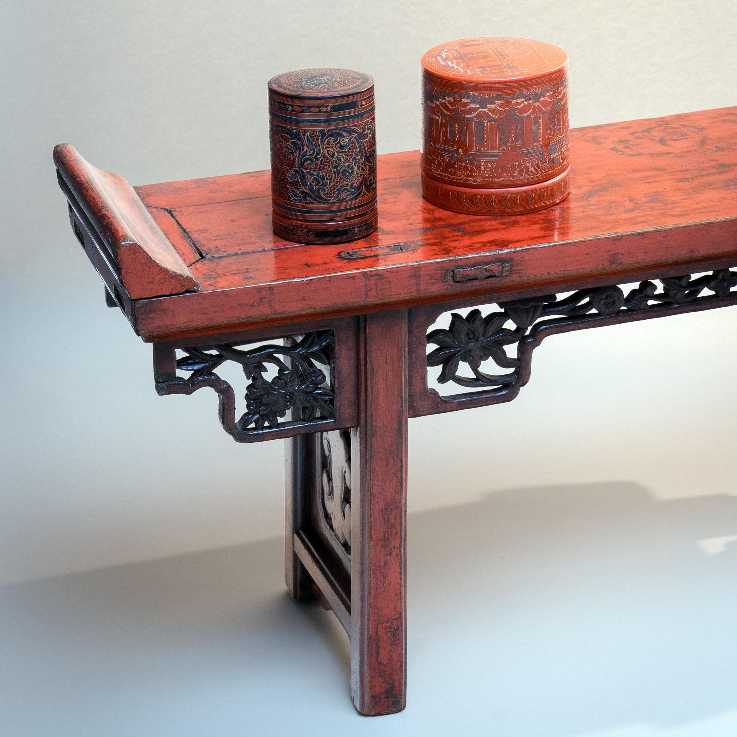 Décorée de façon complexe avec de la laque rouge et noire, cette petite boîte à bétel birmane (kun-it) est un bel exemple d'artisanat traditionnel. Mélange de feuilles de bétel, de noix d'arec, de chaux éteinte et parfois de tabac, la chique de