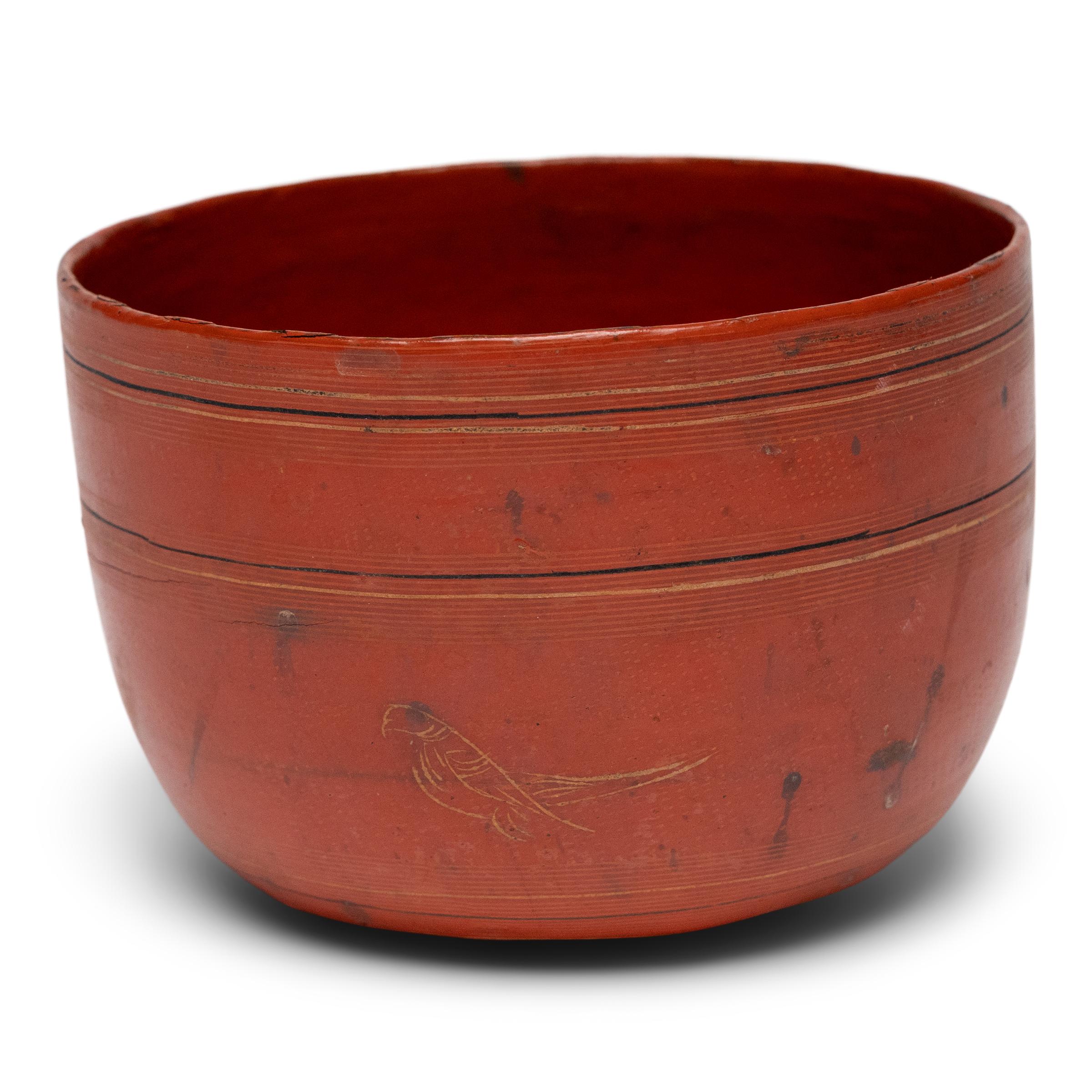 Cette délicate coupe de la fin du XIXe siècle est un bel exemple de l'art birman de la laque (pan yun). Façonné en bambou enroulé et recouvert d'une laque rouge cinabre (hinthabada), ce petit bol est décoré à la manière des gravures 