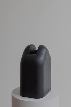 Lahmu-Vase aus massiver Eiche, gebrannt und schwarz gebeizt von Sizar Alexis