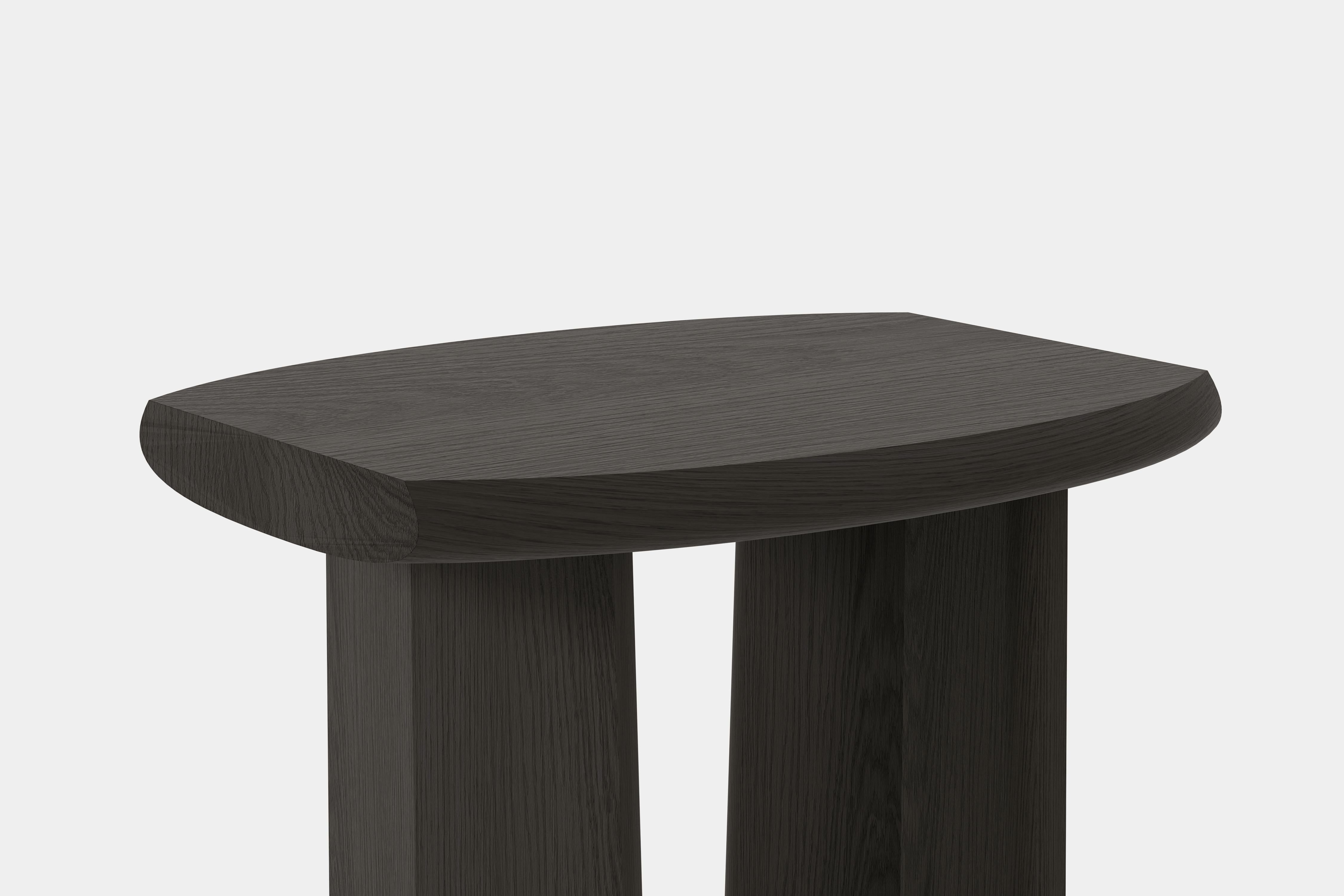 Peana Side Table, Night Stand, Table in Black Tinted Wood by Joel Escalona (Eichenholz) im Angebot
