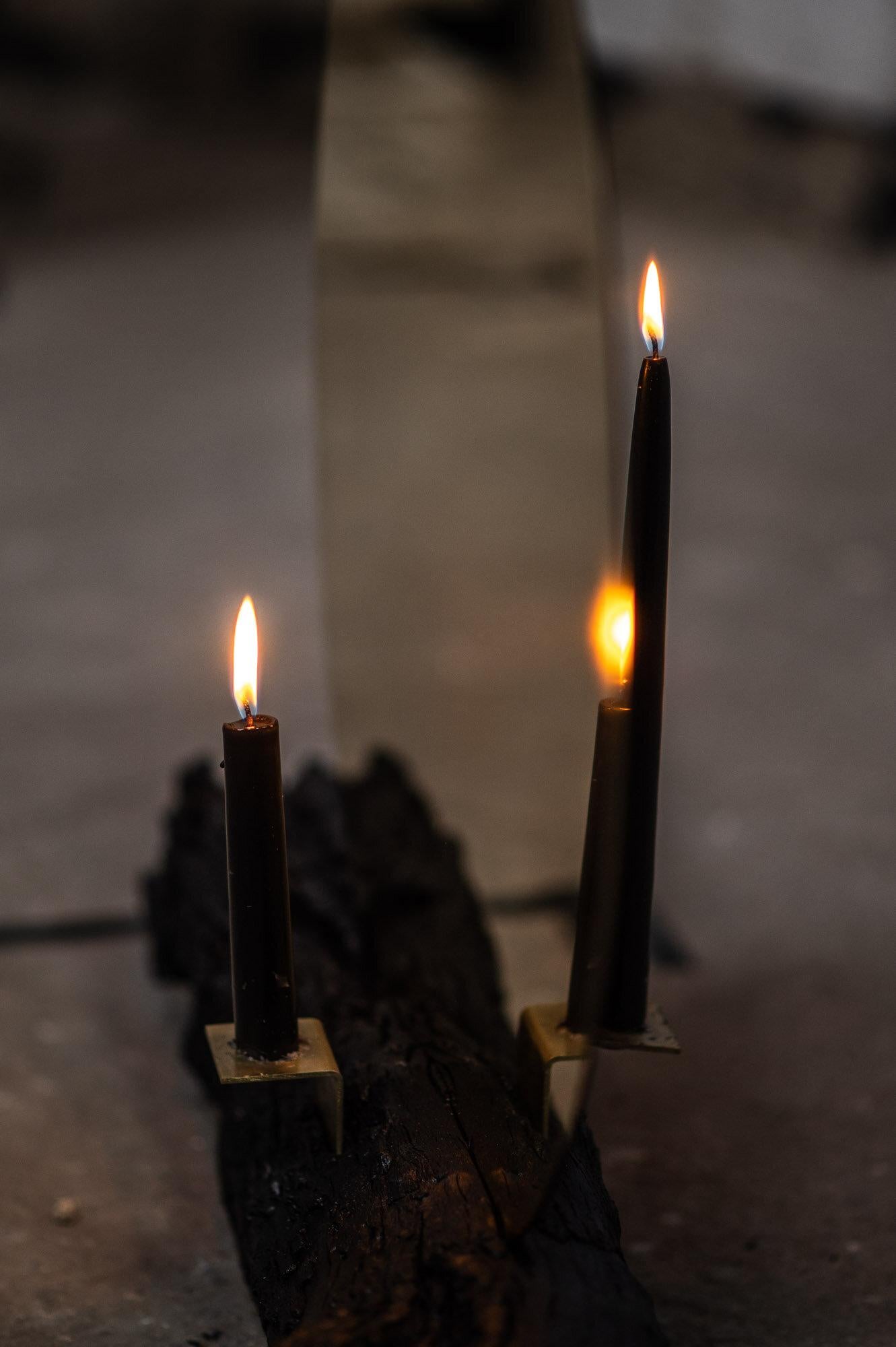 Skulpturaler Kerzenhalter aus gebranntem Holz und Messing von Desia Ava im Angebot 4