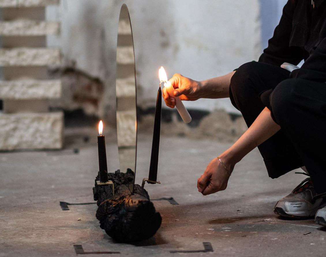 Skulpturaler Kerzenhalter aus gebranntem Holz und Messing von Desia Ava im Angebot 5