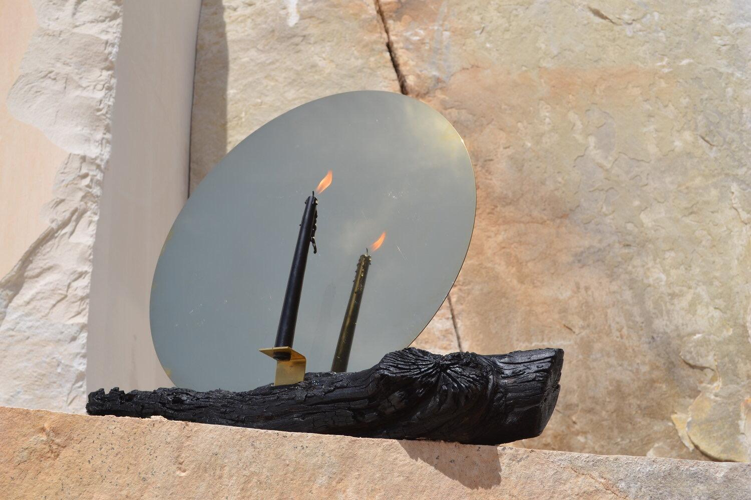 Skulpturaler Kerzenhalter aus gebranntem Holz und Messing von Desia Ava (Bulgarisch) im Angebot