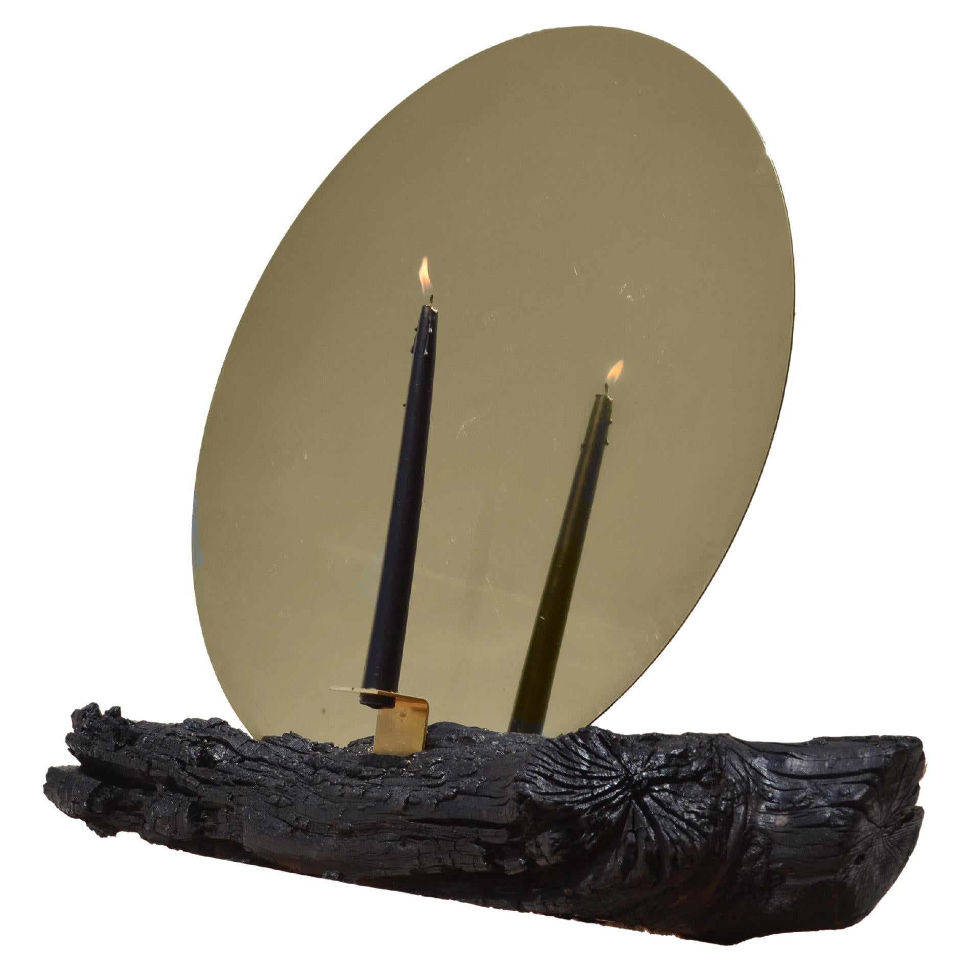 Skulpturaler Kerzenhalter aus gebranntem Holz und Messing von Desia Ava